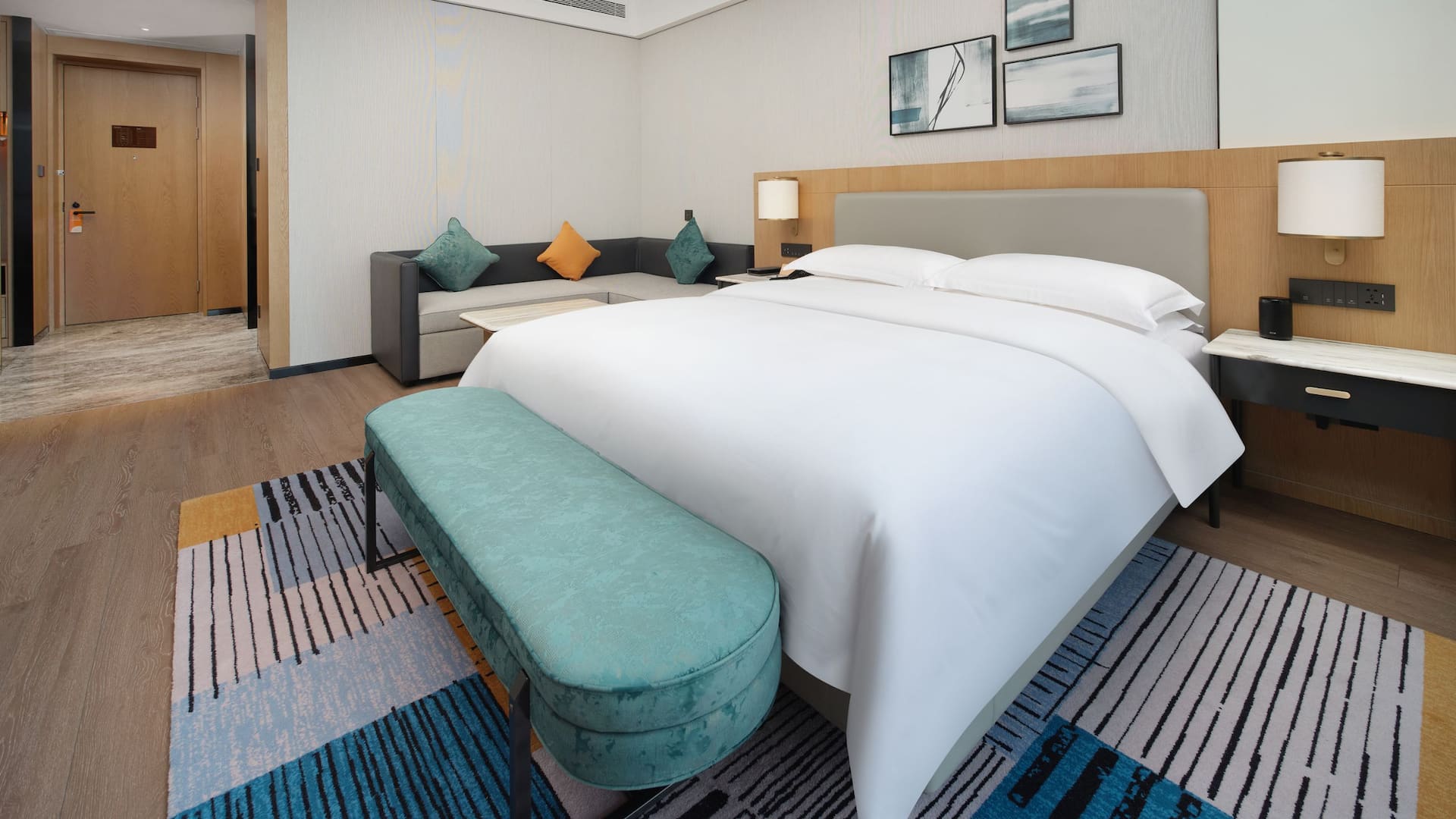 4 de 4 Hyatt Place Nanchong Gaoping King Deluxe Room Bed With Side Couch