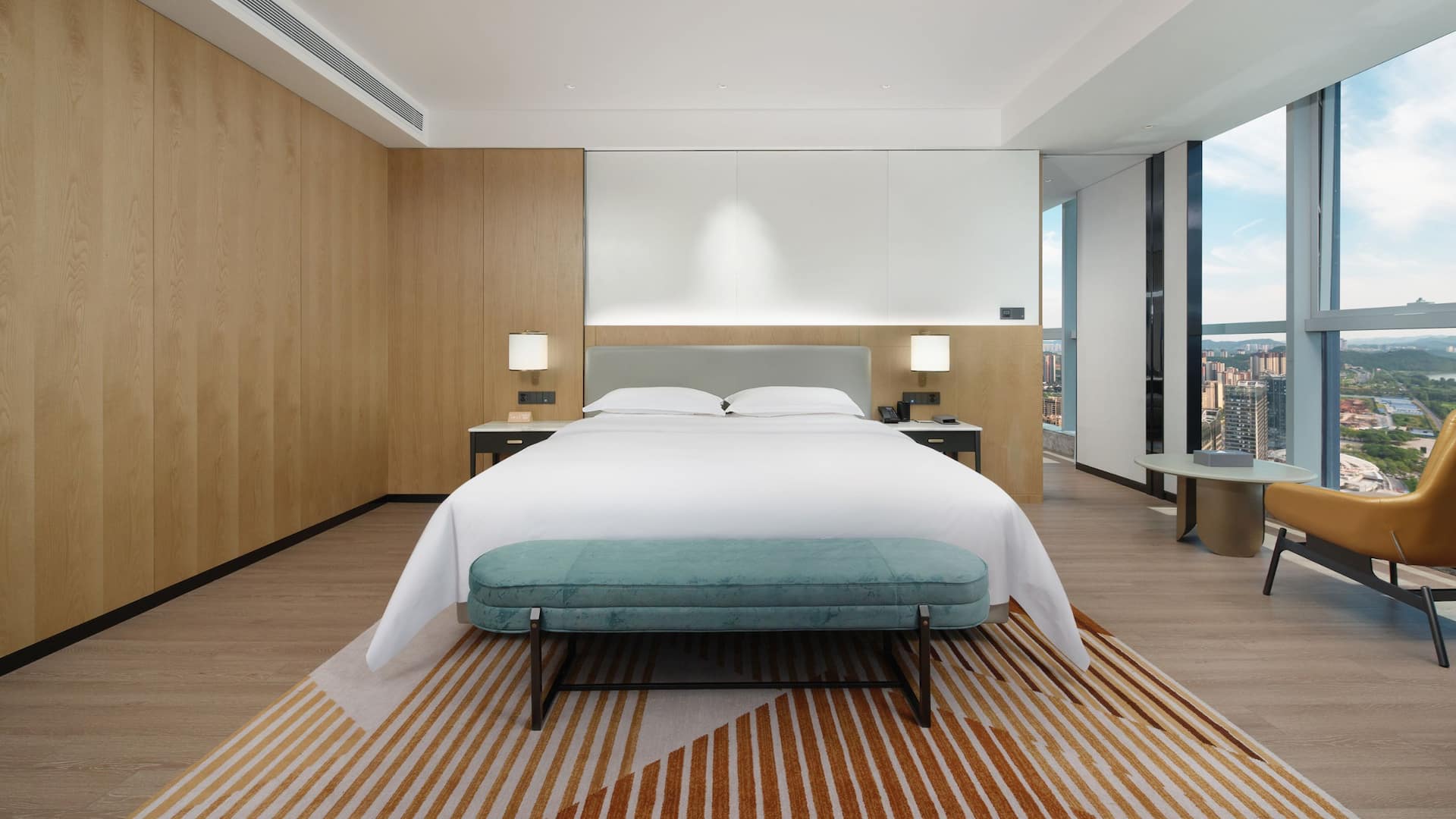 2 de 6 Hyatt Place Nanchong Gaoping King River View Suite Bedroom Bed