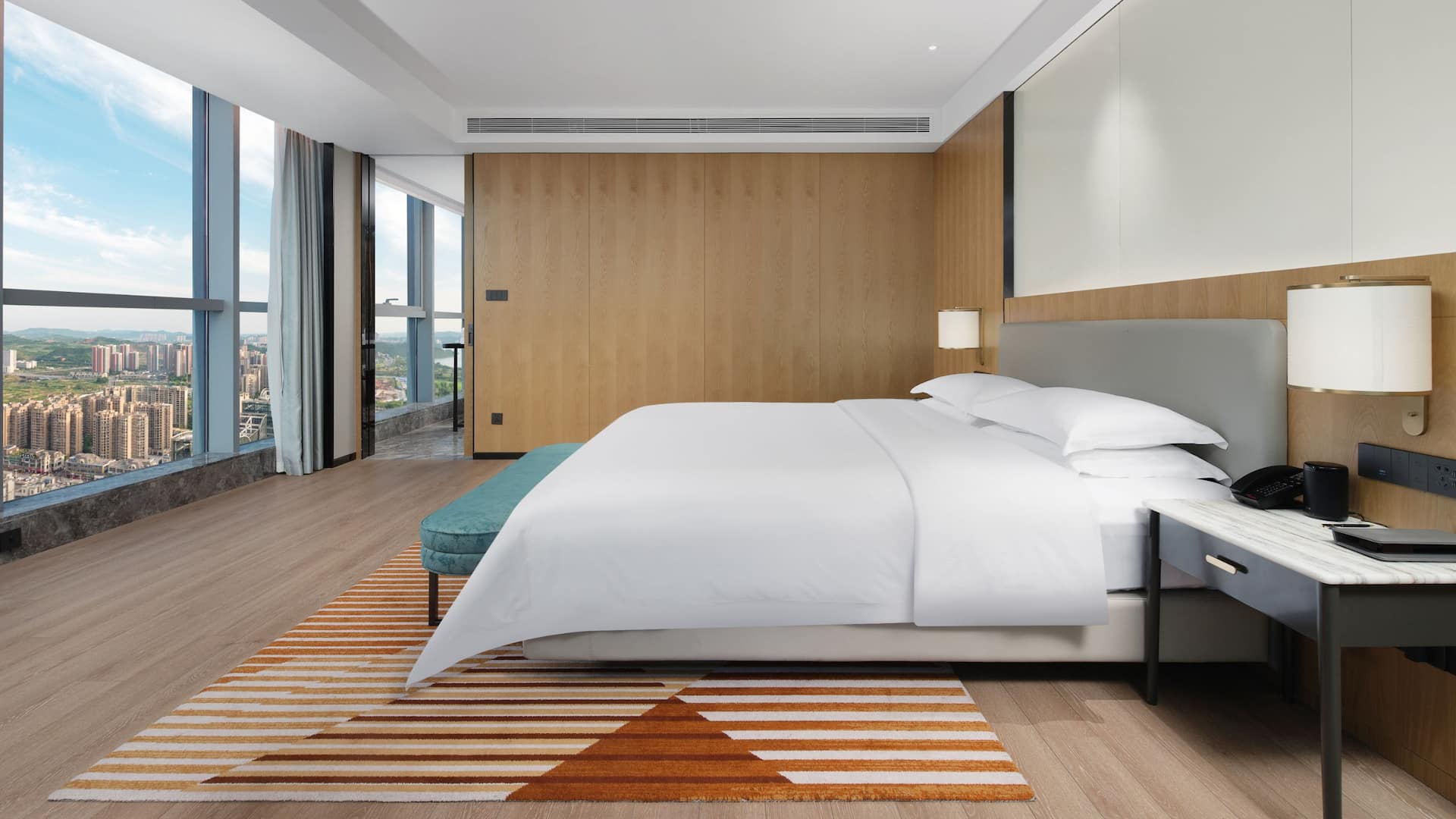 3 de 6 Hyatt Place Nanchong Gaoping King River View Suite Bedroom Bed Facing Window