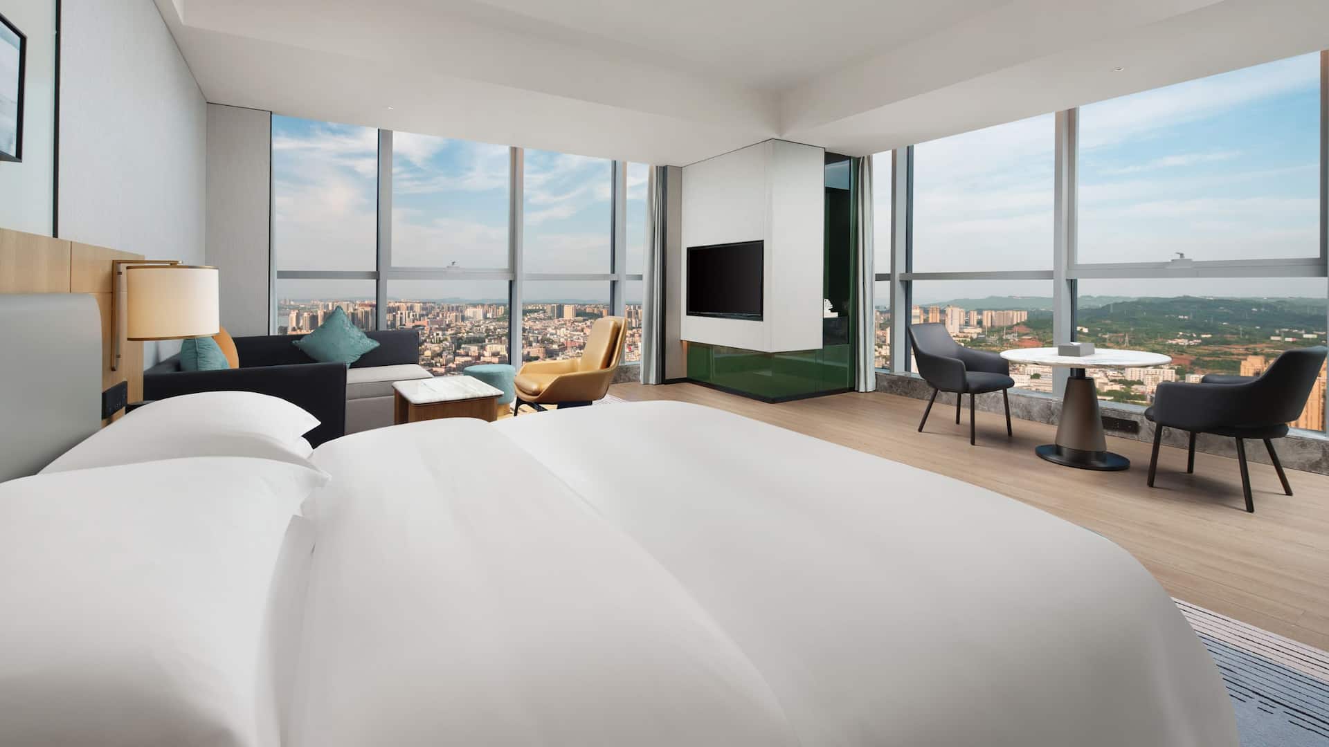 3 de 4 Hyatt Place Nanchong Gaoping King Premium Room Bed View Of Coffee Table And Chairs