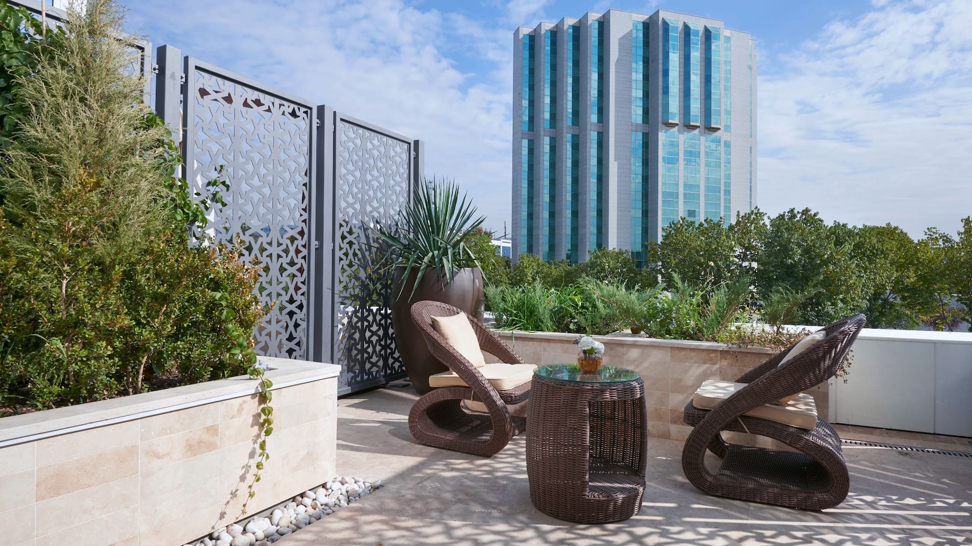 6 de 6 Hyatt Regency Tashkent Deluxe Terrace King Terrace Side View