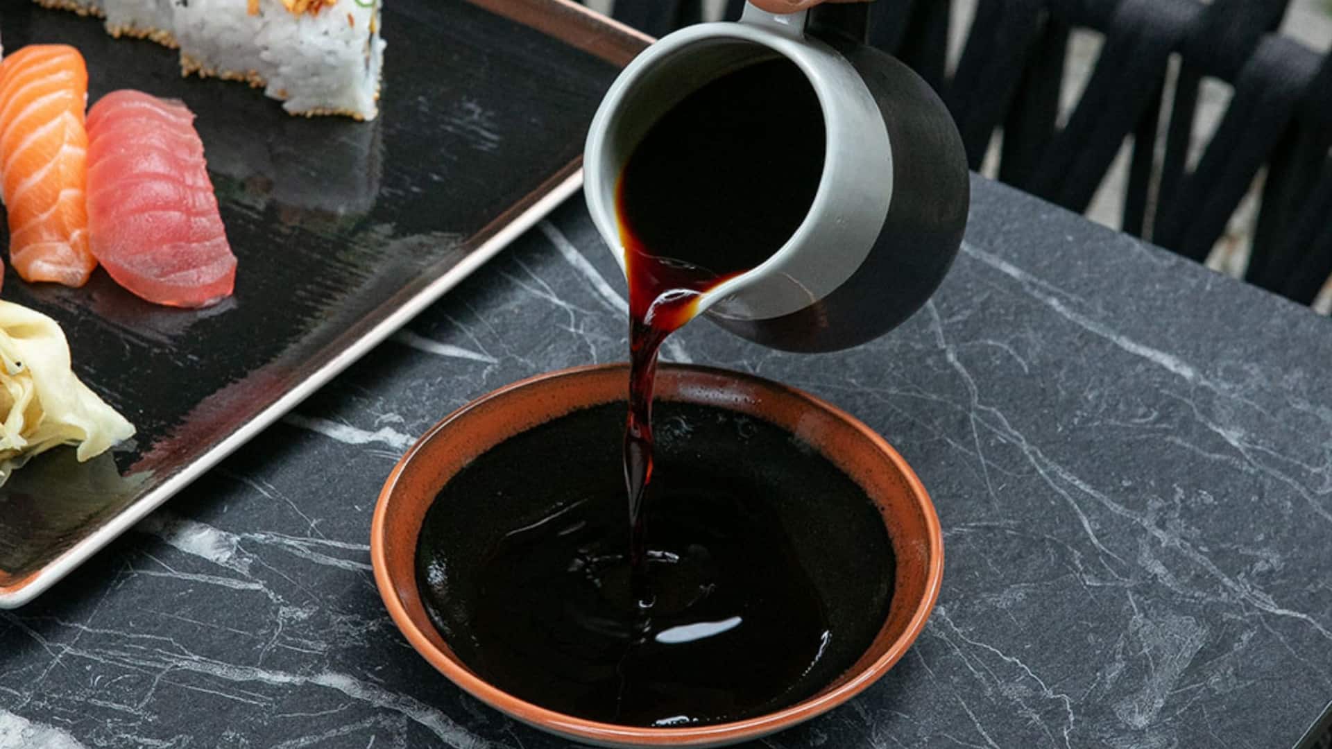 10 von 10 Grand Hyatt Berlin Pouring Soy Sauce