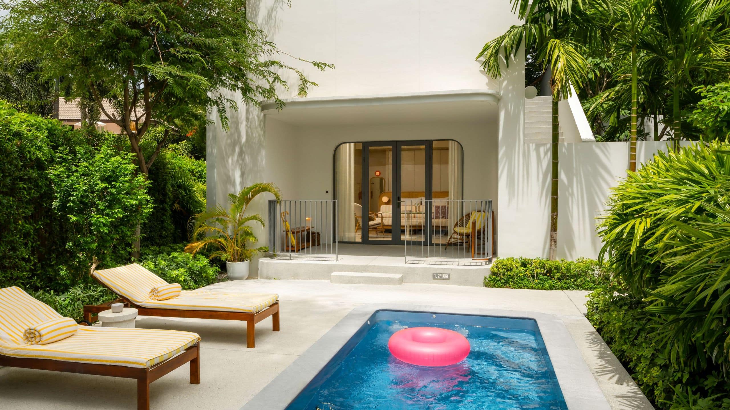 1 von 4 The Standard, Hua Hin Standard Pool Villa Pool 2