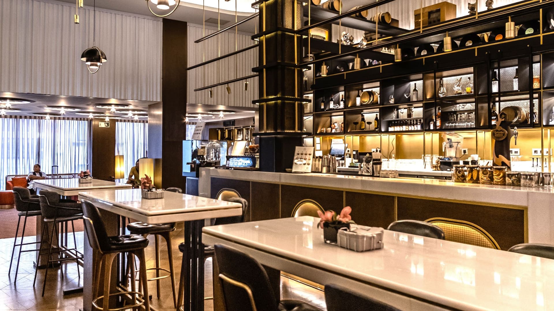 1 de 1 Hyatt Centric Gran Via Madrid Ondas Bar Seating