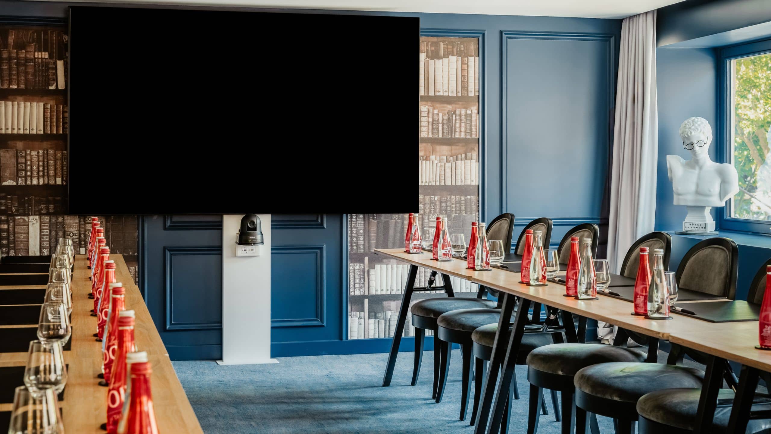 2 of 9 Hôtel du Louvre Meeting Room Honore With Projector