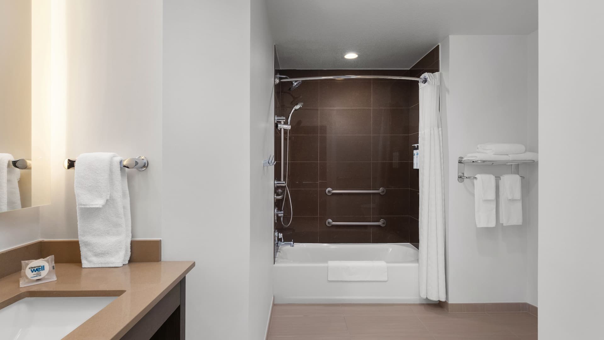 第 1，共 5 Hyatt House Emeryville/San Francisco Bay Area Accessible Bathroom Tub
