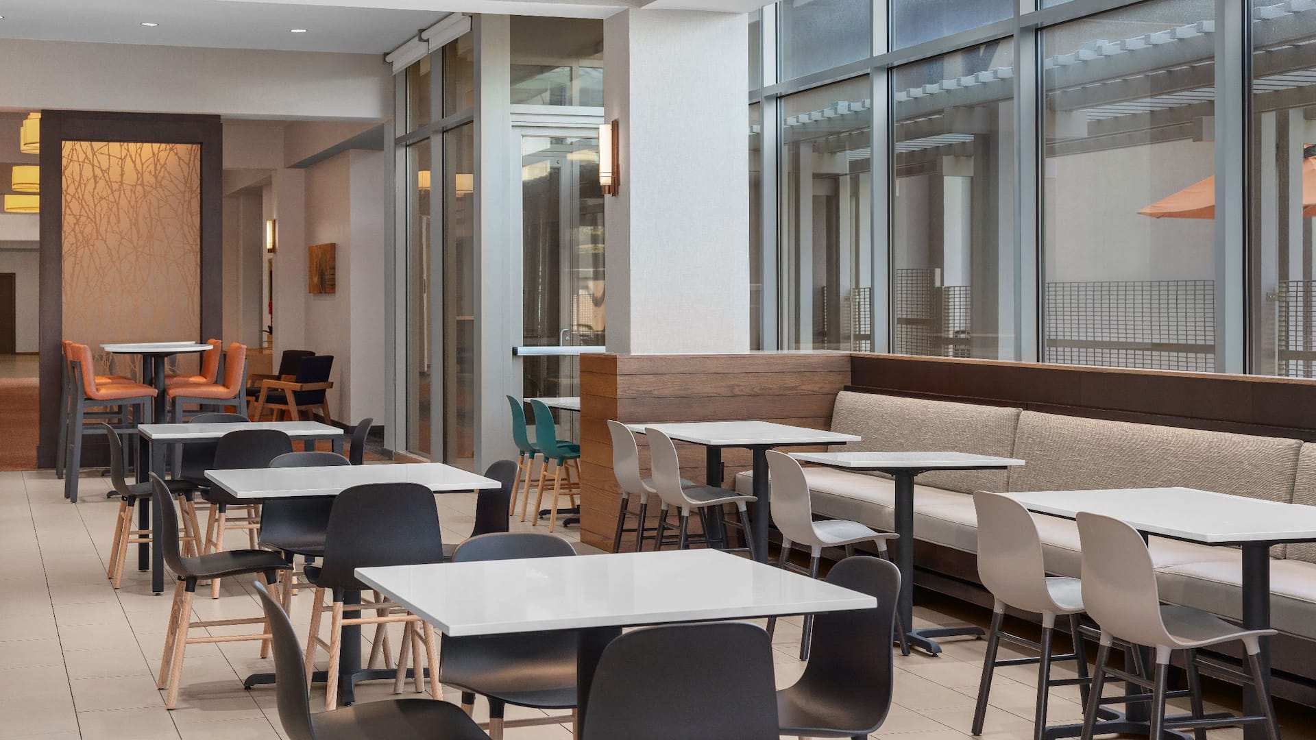 Hyatt House Emeryville/San Francisco Bay Area Dining Seating