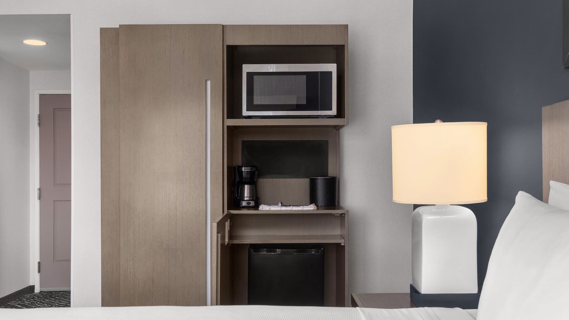 第 2，共 4 Hyatt House Emeryville/San Francisco Bay Area Fridge Microwave Details