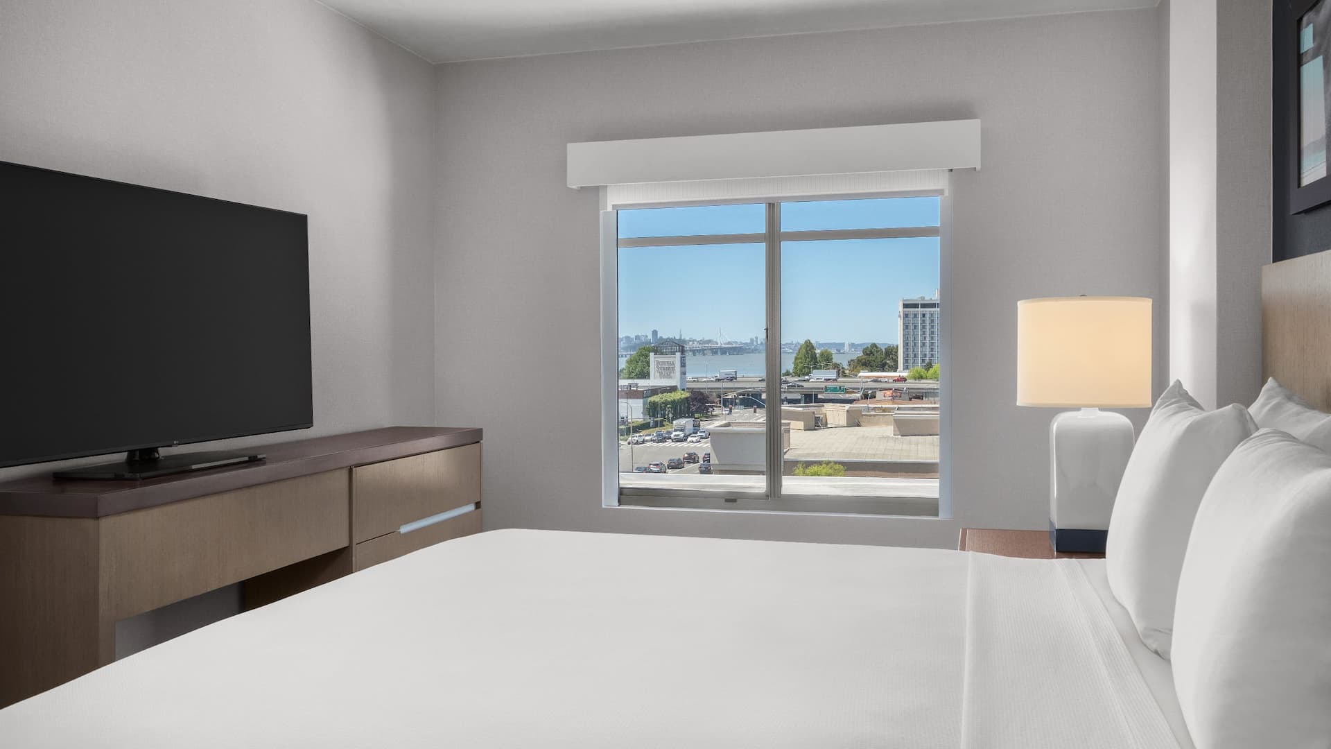 Hyatt House Emeryville/San Francisco Bay Area King Bedroom