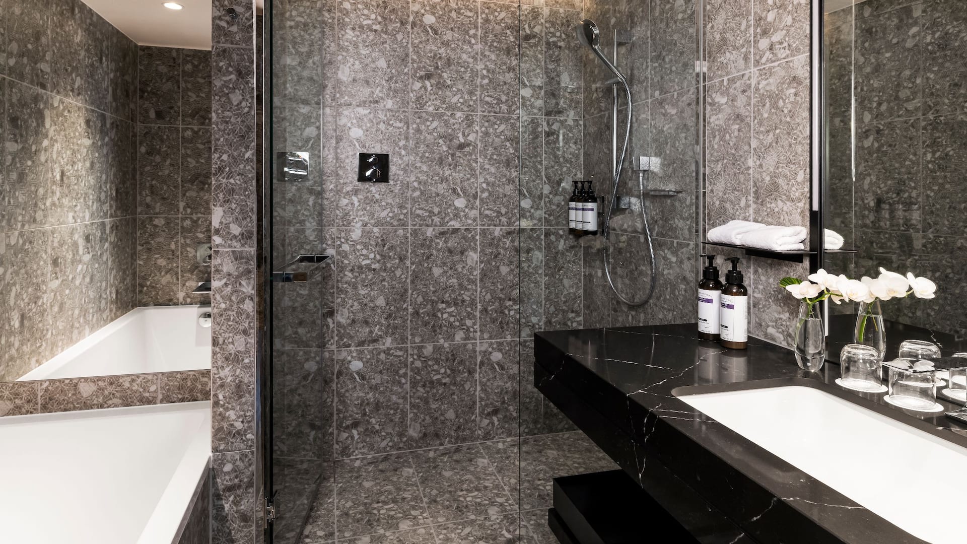 3 of 4 Hyatt Regency Tokyo Deluxe Twin Bathroom