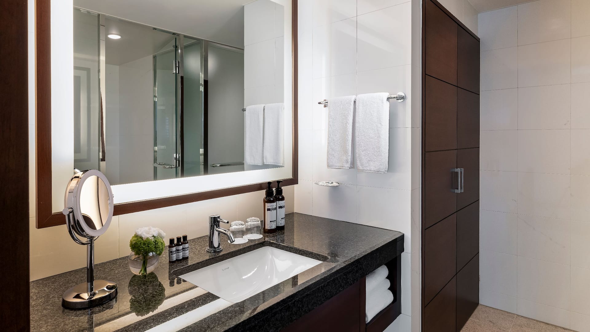 Hyatt Regency Tokyo Regency Executive Bed Bathroom