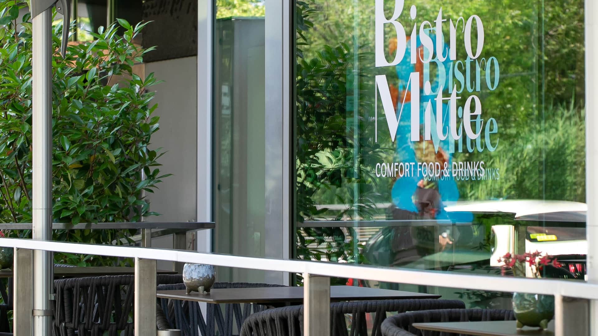 2 von 9 Grand Hyatt Berlin Bistro Mitte Empty Terrace