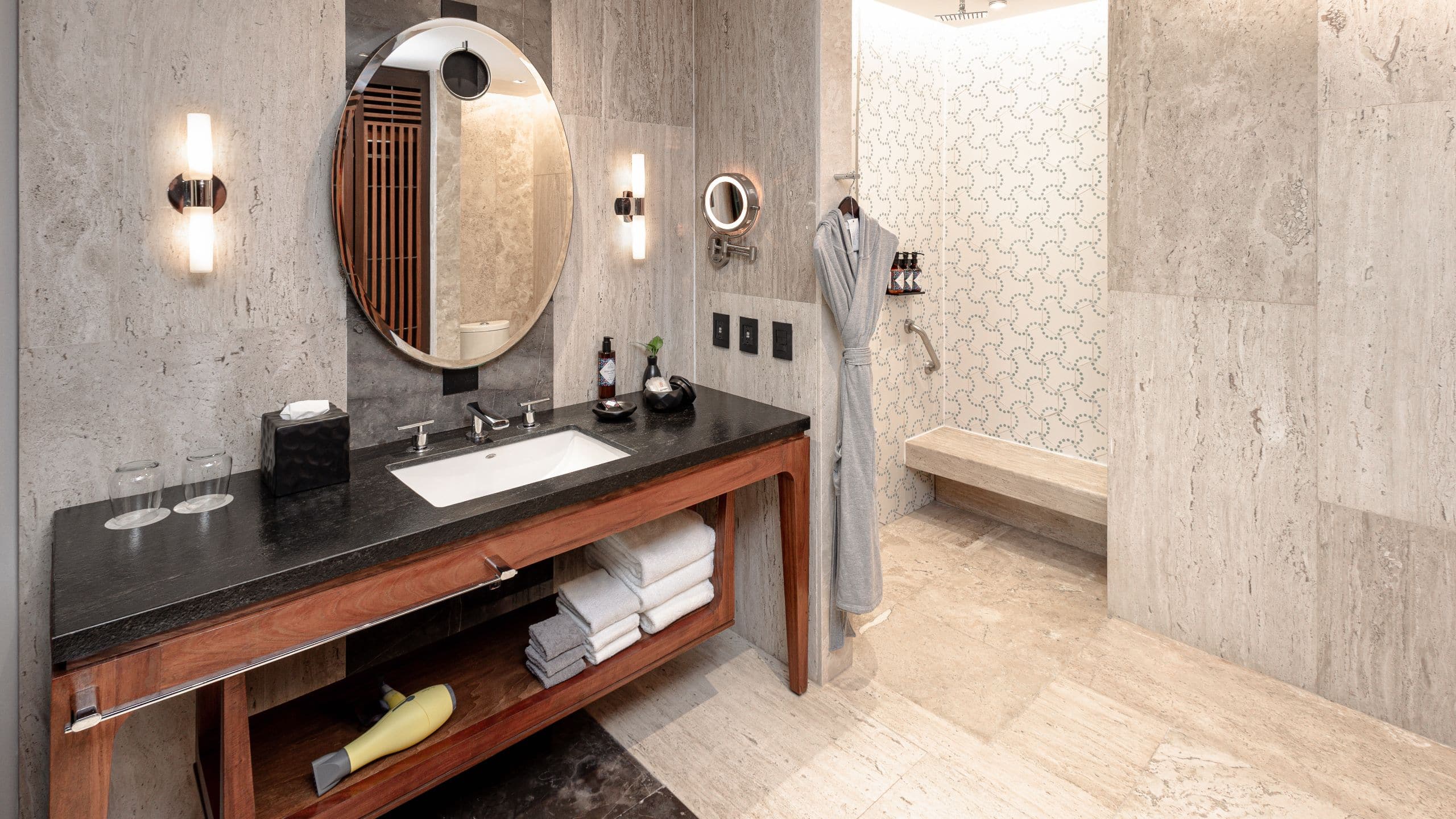 1 de 4 Hyatt Centric Playa del Carmen King Bed Pool View Beach House Bathroom