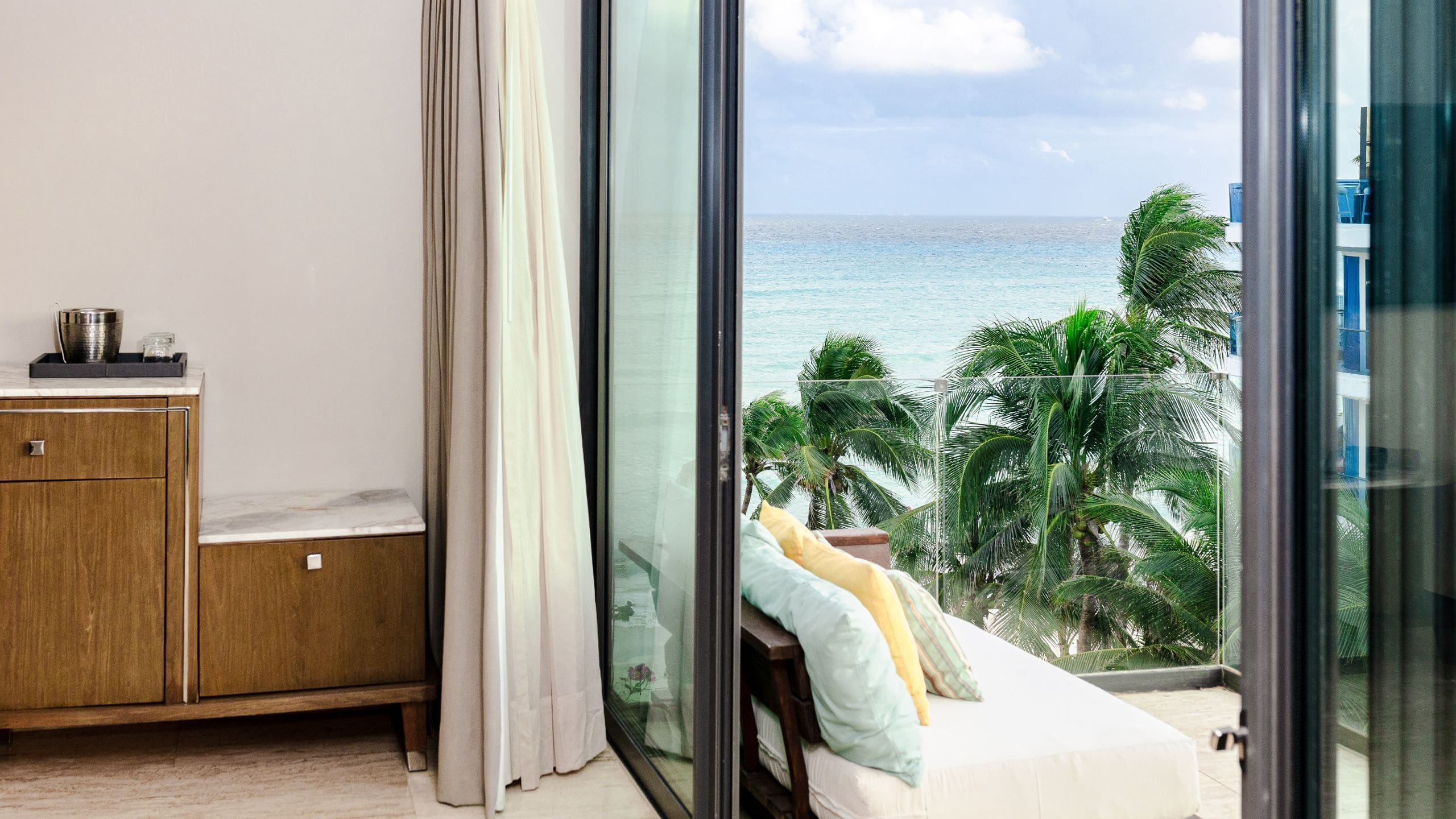 3 de 5 Hyatt Centric Playa del Carmen King Bed Partial Ocean View Beach House Balcony
