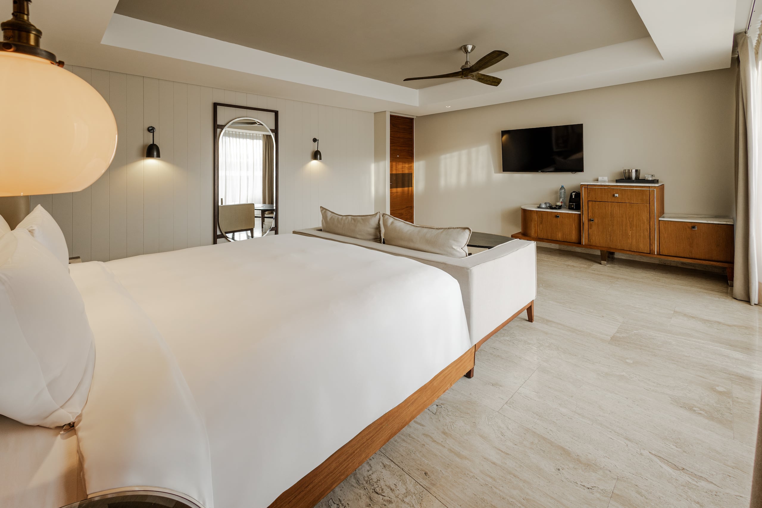 4 de 5 Hyatt Centric Playa del Carmen King Bed Partial Ocean View Beach House Bed