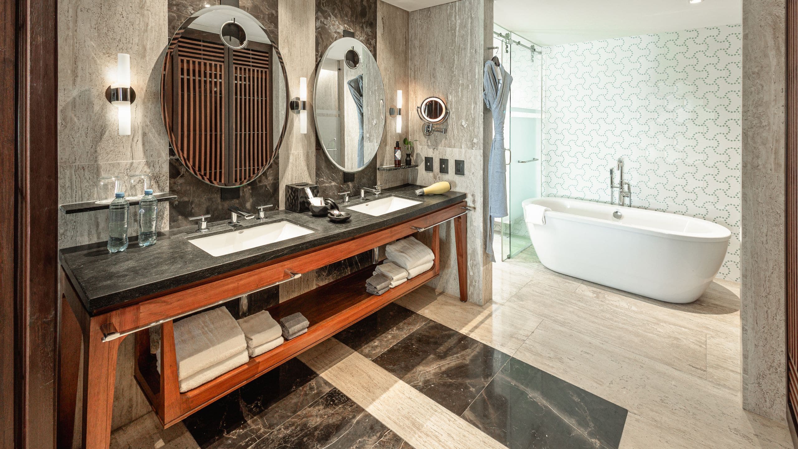 1 de 4 Hyatt Centric Playa del Carmen Ocean View Suite Beach House Bathroom