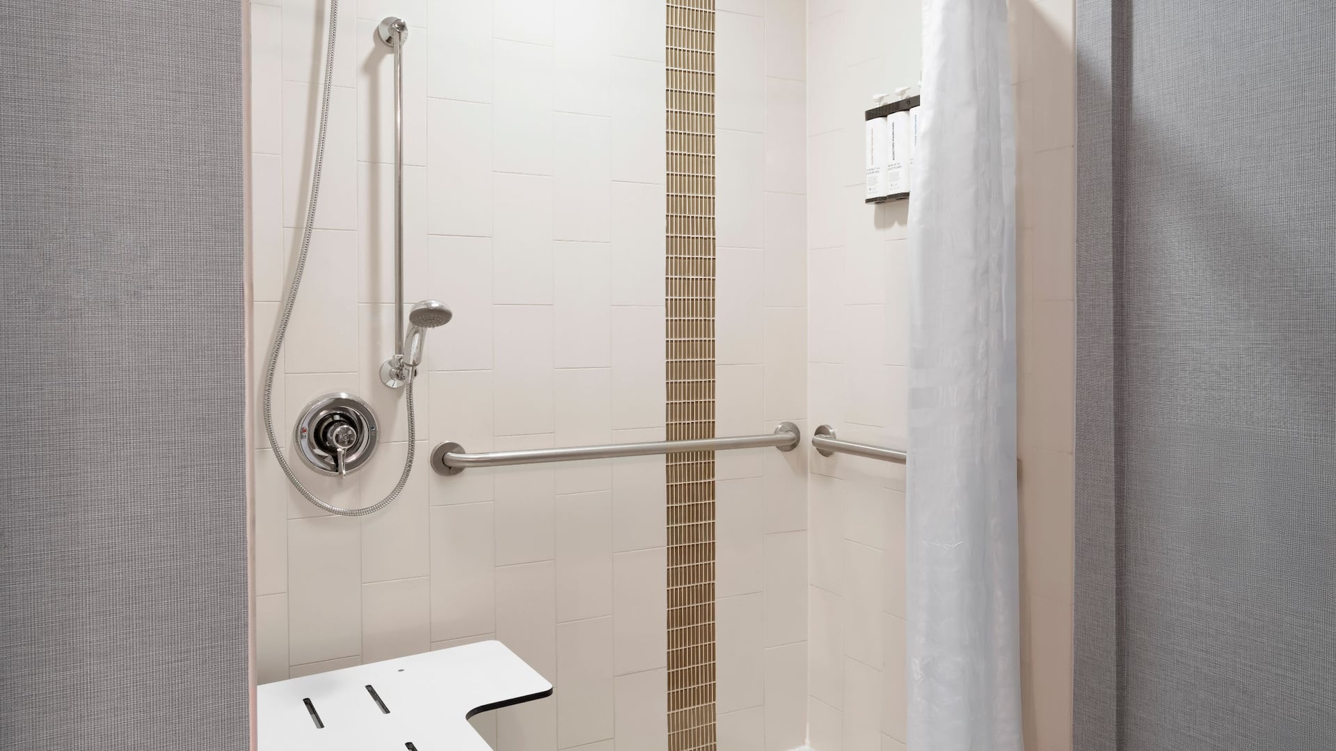 2 de 2 Hyatt Place Atlanta/Alpharetta/North Point Mall Ada Roll In Shower