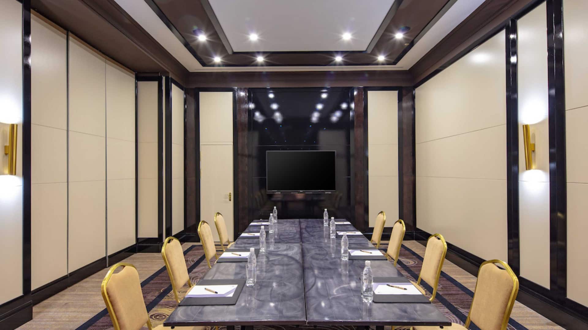 3 из 3 Hyatt Regency Bishkek Kurultai Block Shape