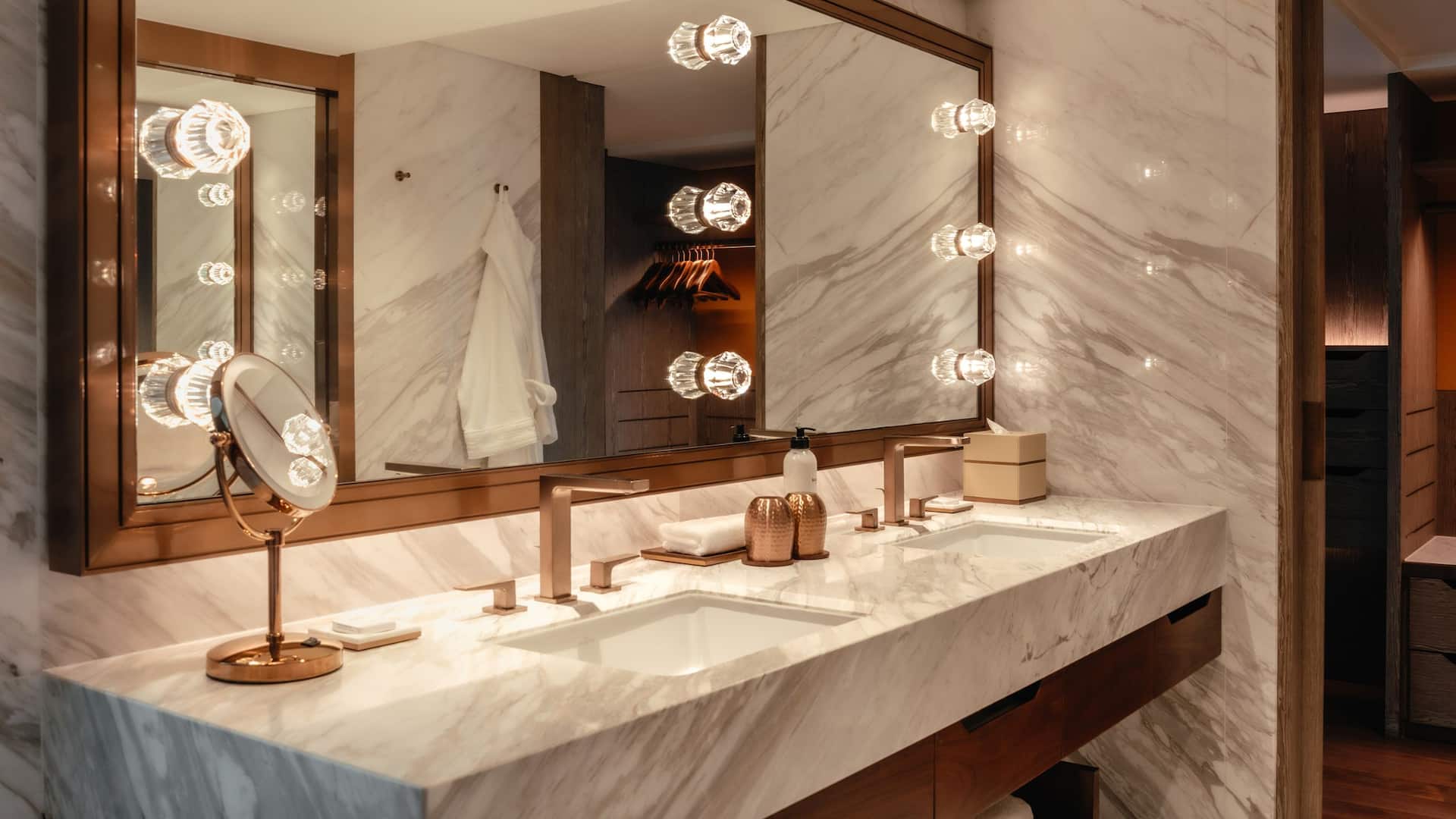 3/4 Grand Hyatt Singapore Grand Wing Suite King Bathroom