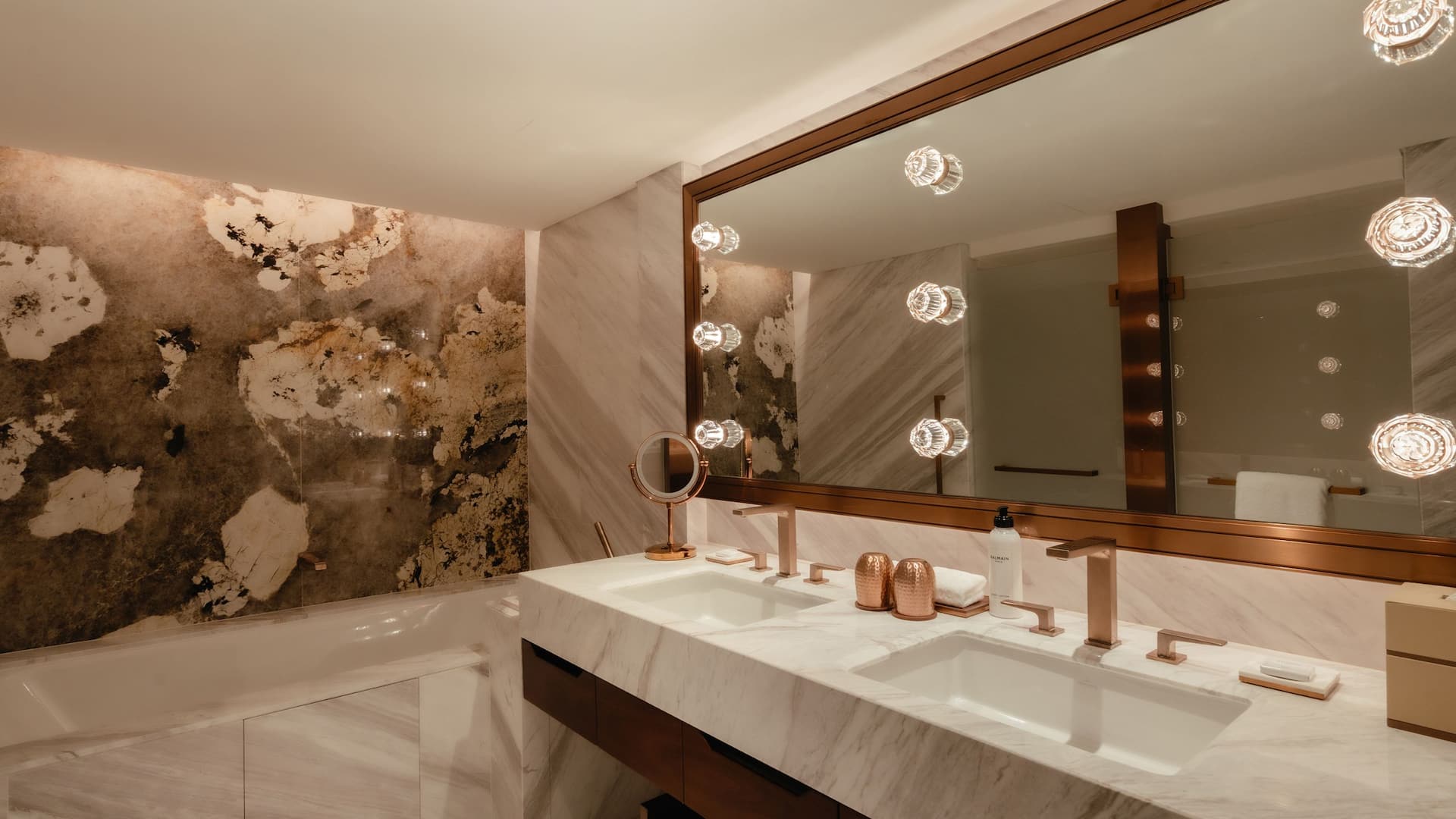3/3 Grand Hyatt Singapore Grand Wing King Bed Deluxe Bathroom