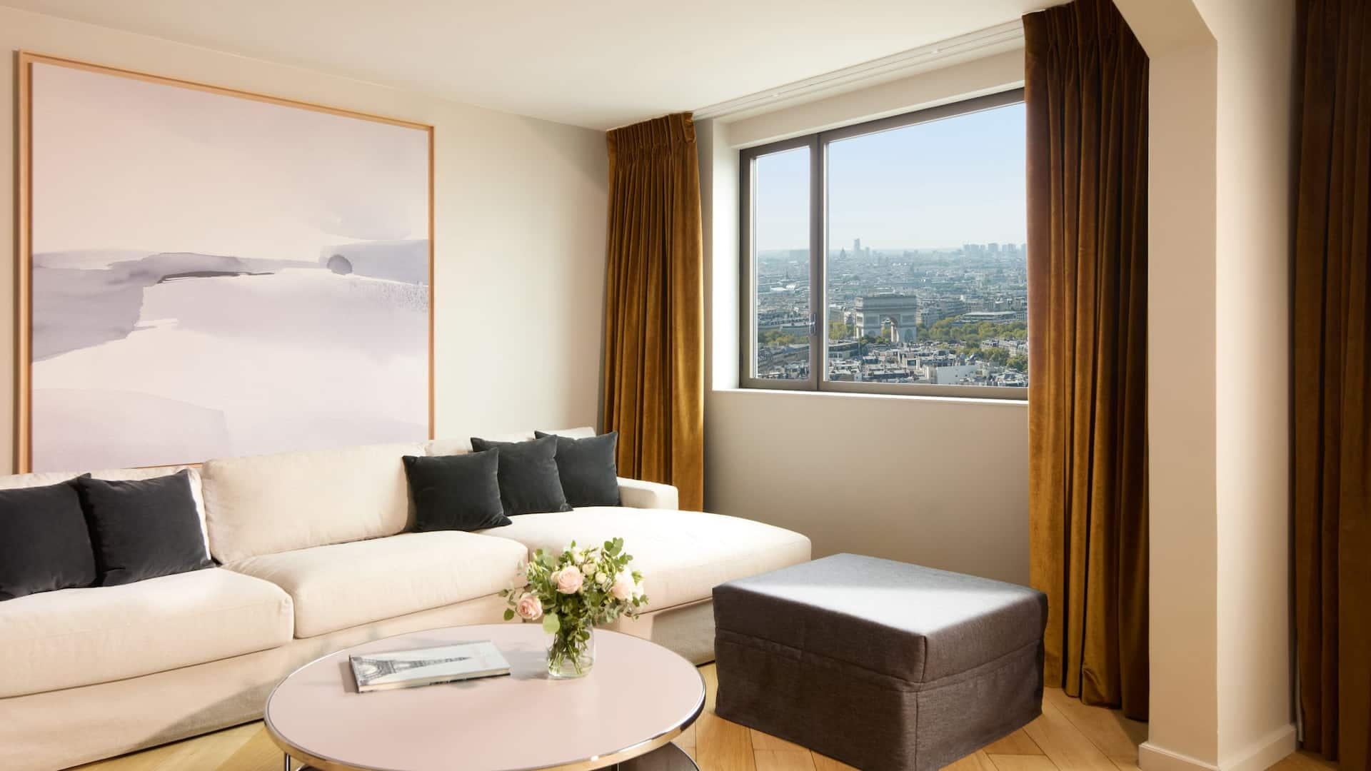 3 de 9 Hyatt Regency Paris Étoile Regency Suite Sofa Focus