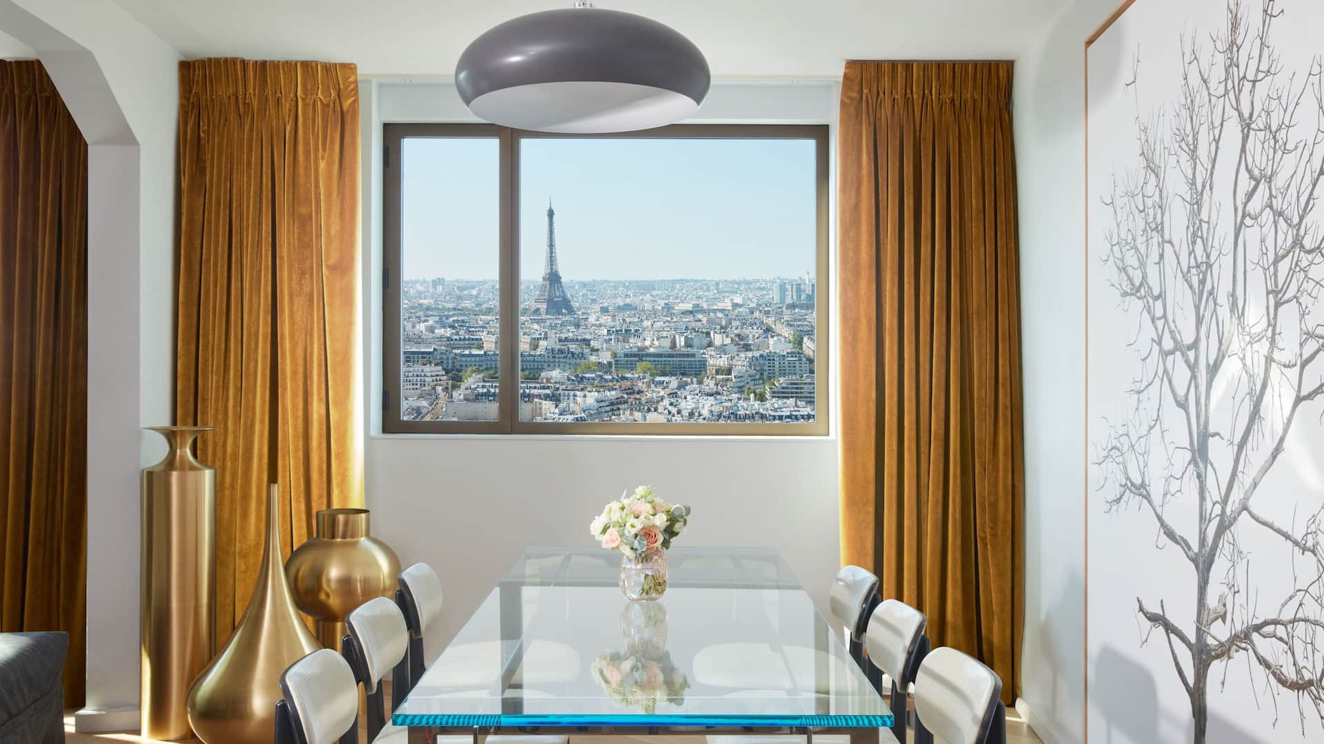 4 de 9 Hyatt Regency Paris Étoile Regency Suite Table View