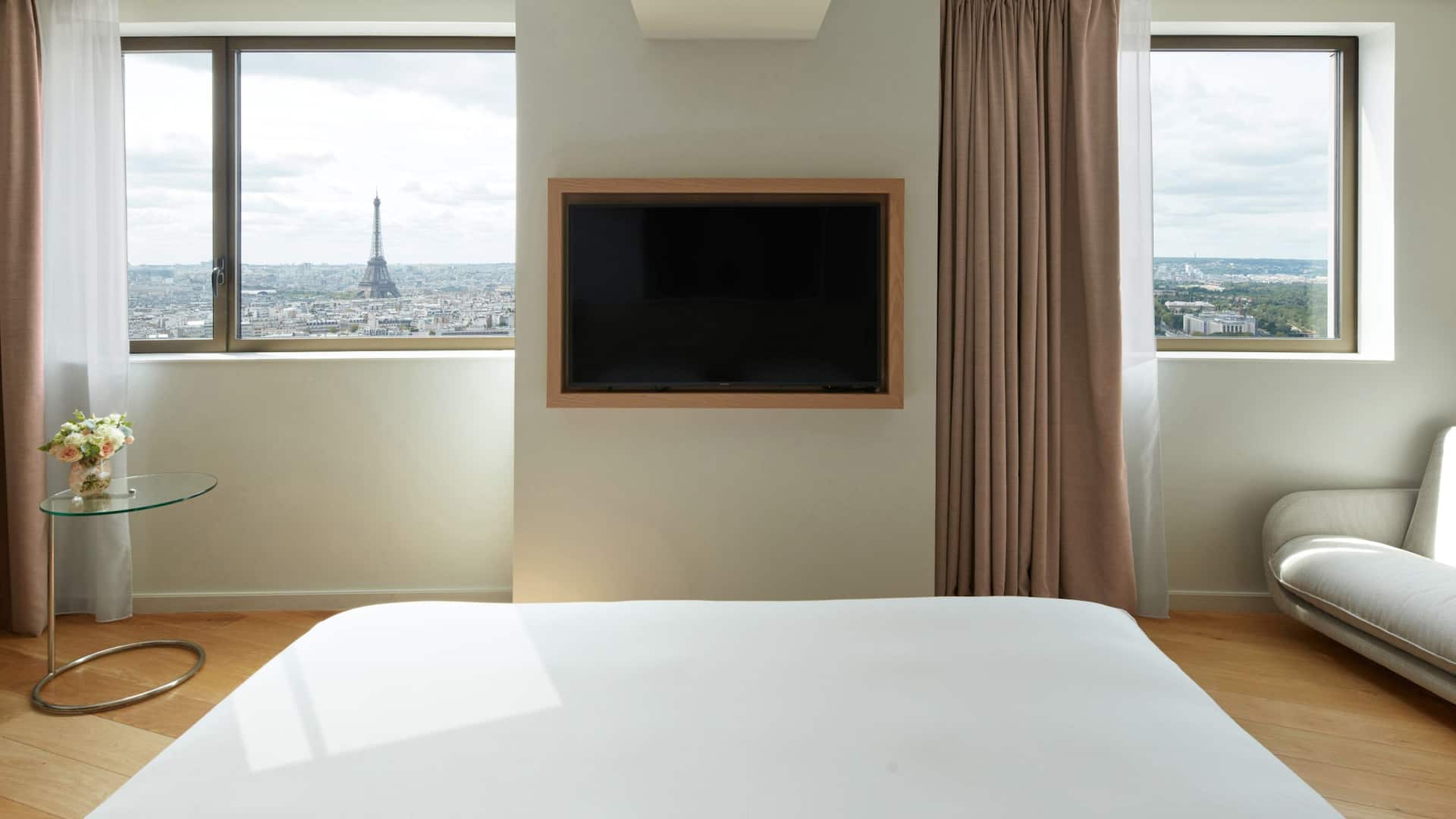7 de 7 Hyatt Regency Paris Étoile Presidential Suite Bedroom View