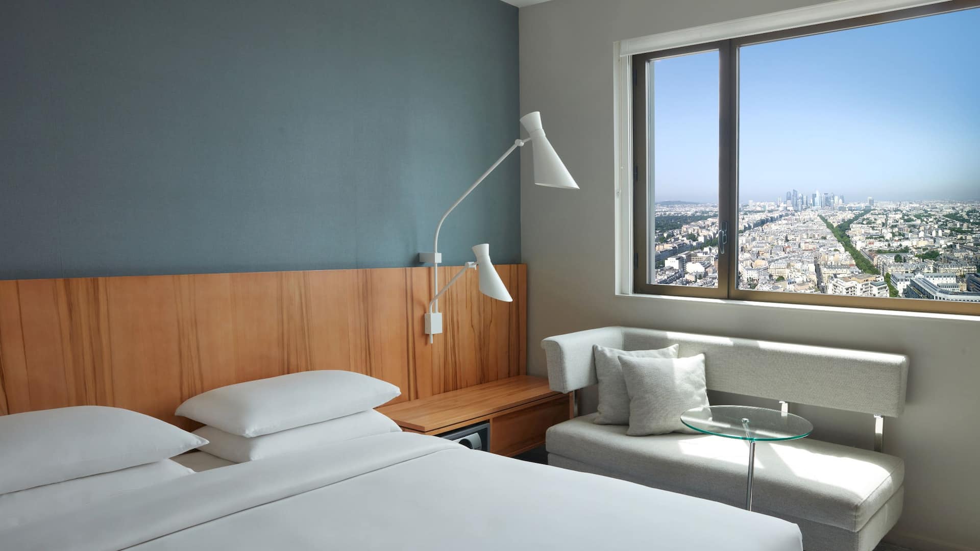 1 de 5 Hyatt Regency Paris Étoile King Bed Bedroom