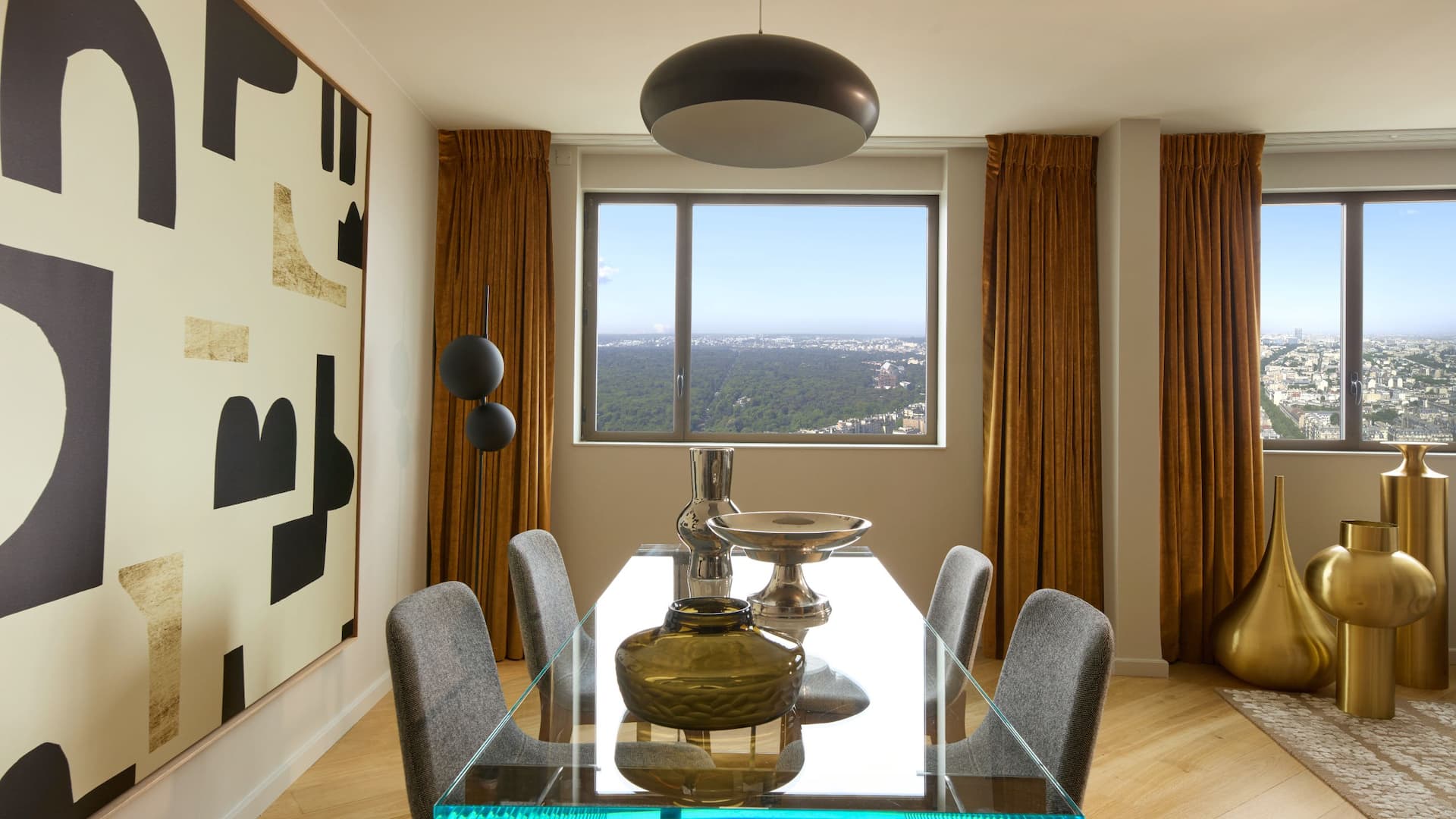 2 de 9 Hyatt Regency Paris Étoile Executive Suite Table Side View