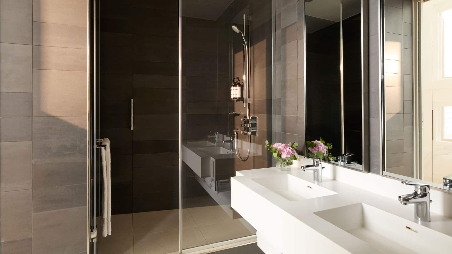 6 de 7 Hyatt Regency Paris Étoile Loft Suite Bathroom Side