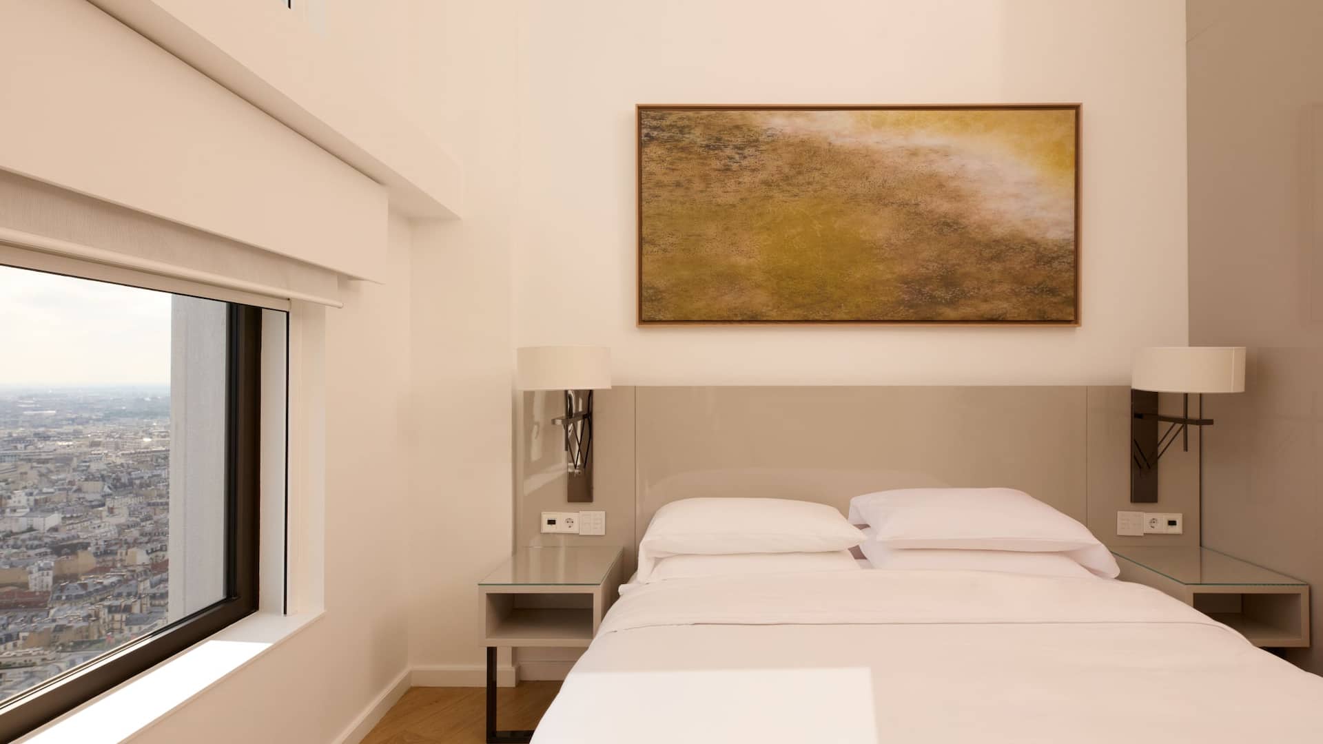 5 de 7 Hyatt Regency Paris Étoile Loft Suite Bed View