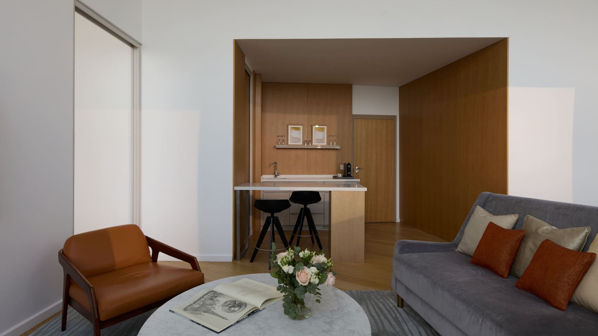 3 de 7 Hyatt Regency Paris Étoile Loft Suite Living Room