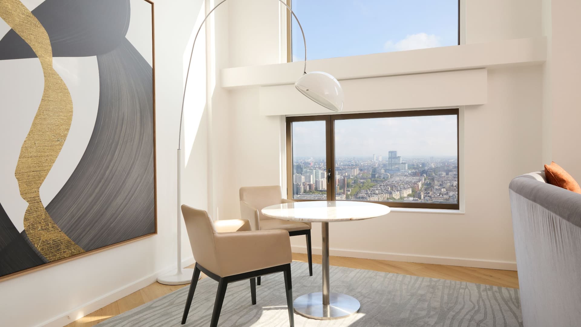 2 de 7 Hyatt Regency Paris Étoile Loft Suite Table View