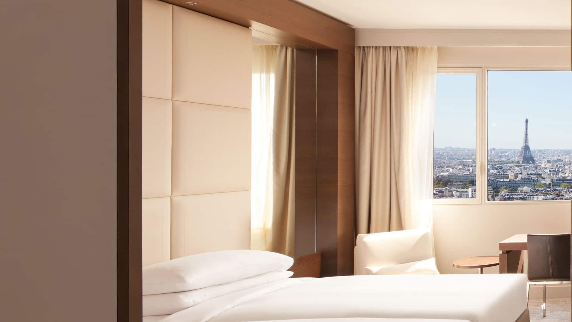 2 de 6 Hyatt Regency Paris Étoile Twin Bed Eiffel Tower View
