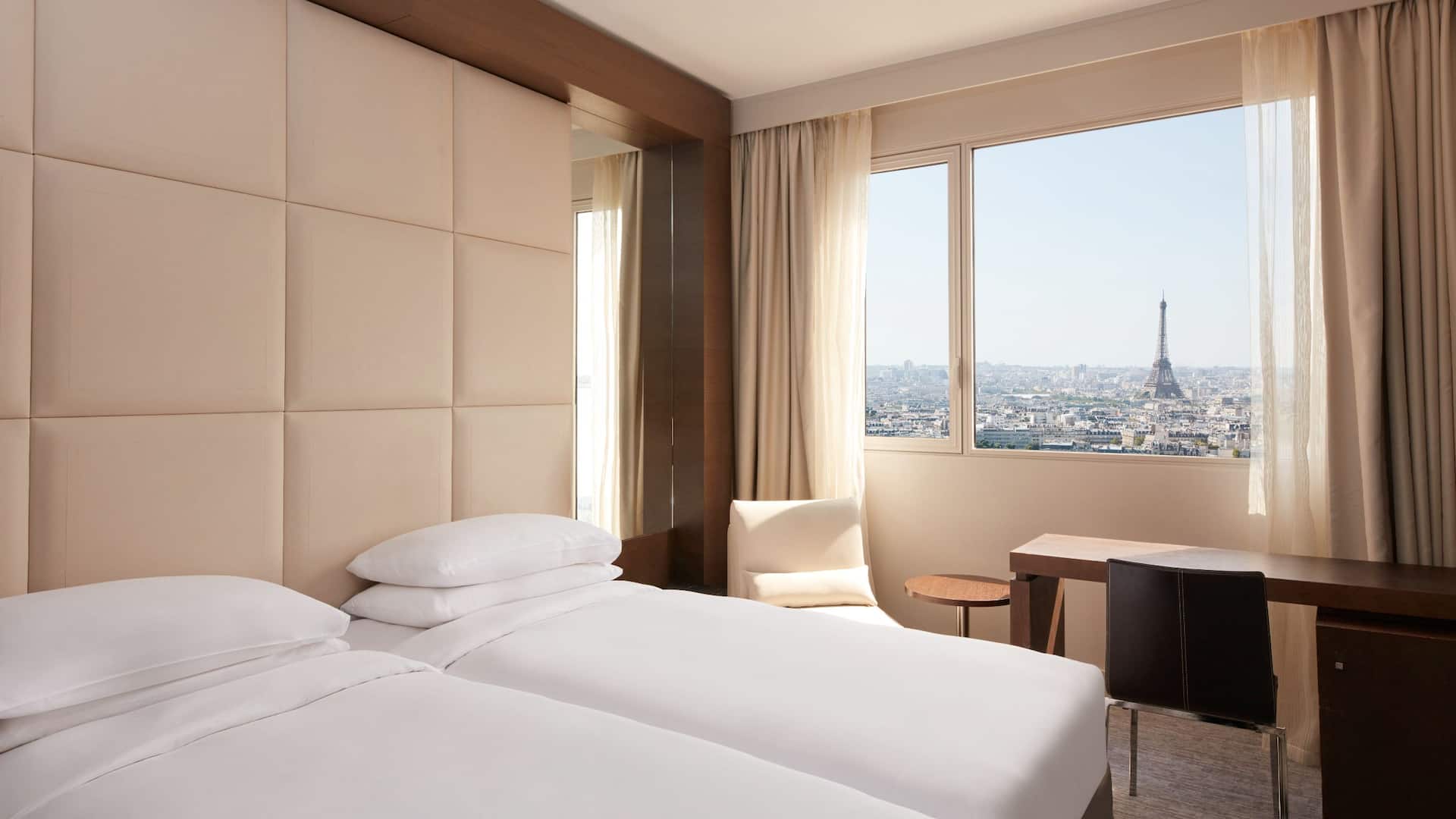 1 de 6 Hyatt Regency Paris Étoile Twin Bed Room Focus