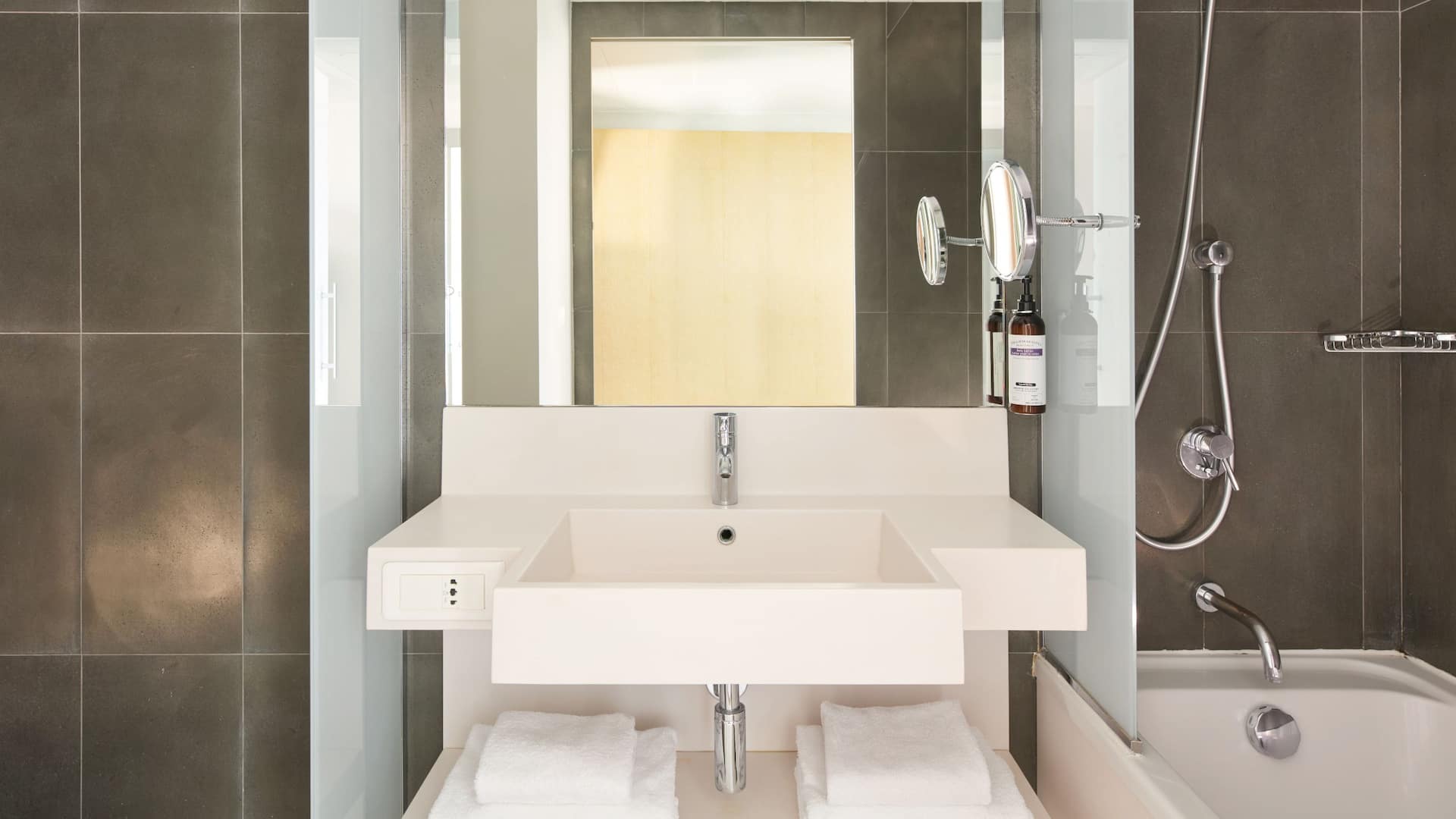 3 de 5 Hyatt Regency Paris Étoile Bathroom Room
