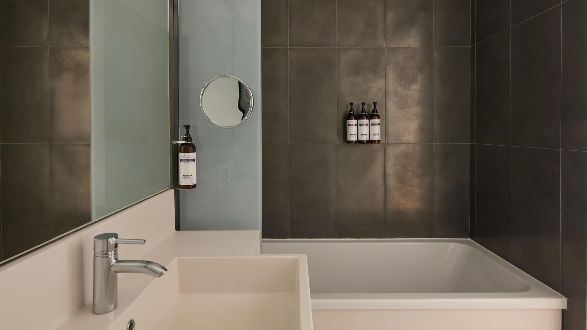 2 de 5 Hyatt Regency Paris Étoile Room Bathroom Focus