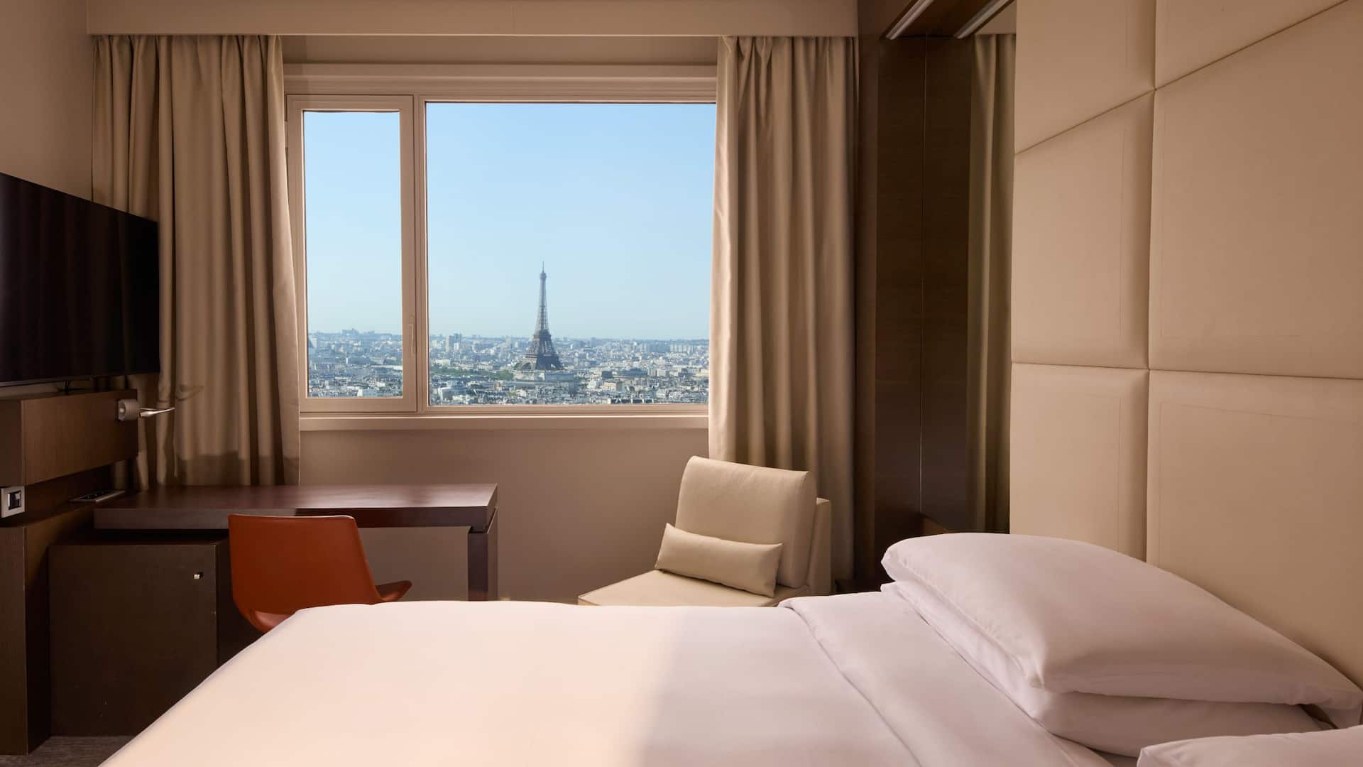 2 de 5 Hyatt Regency Paris Étoile King Bed Eiffel Tower View
