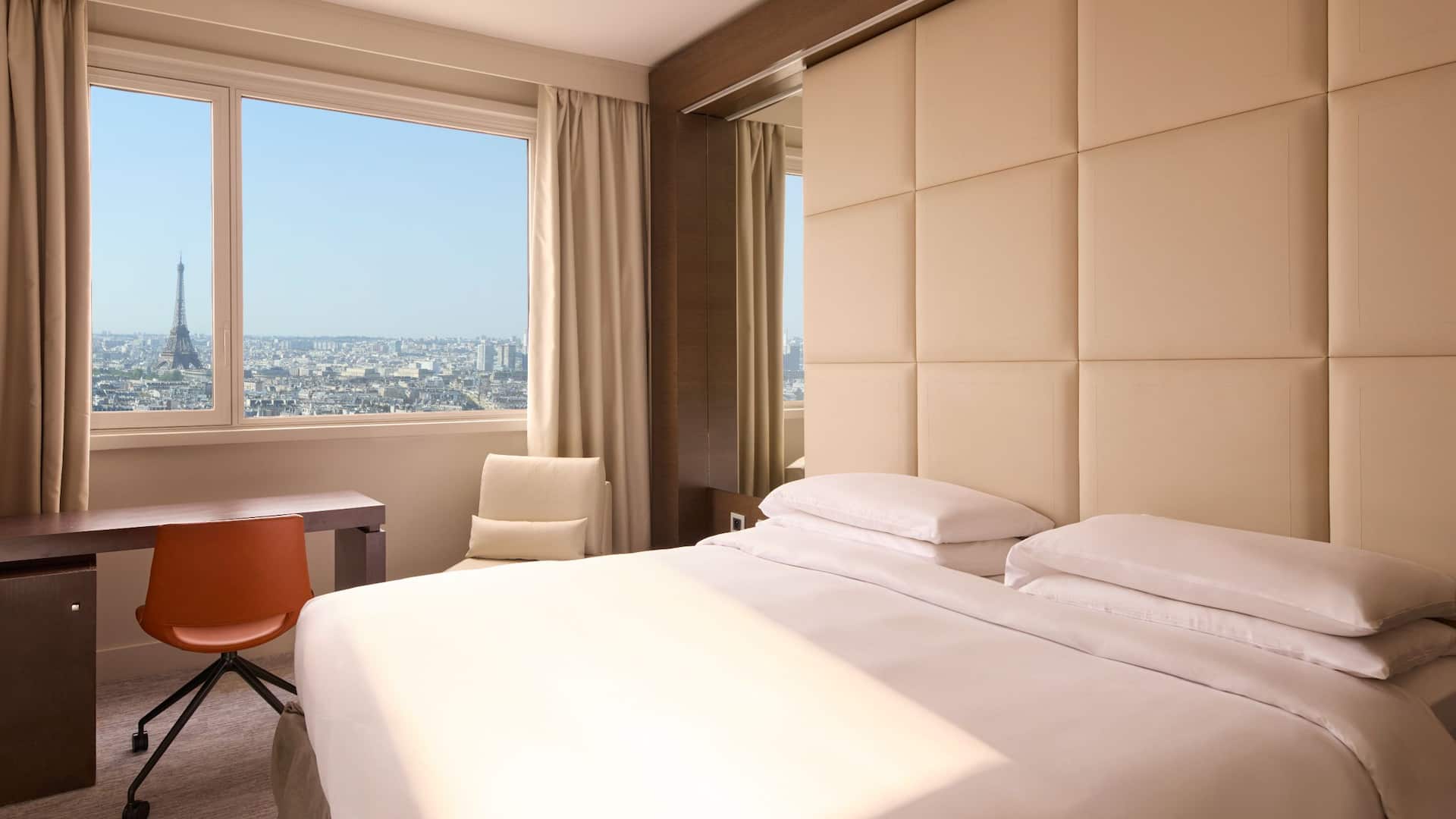 1 de 5 Hyatt Regency Paris Étoile King Bedroom Side View
