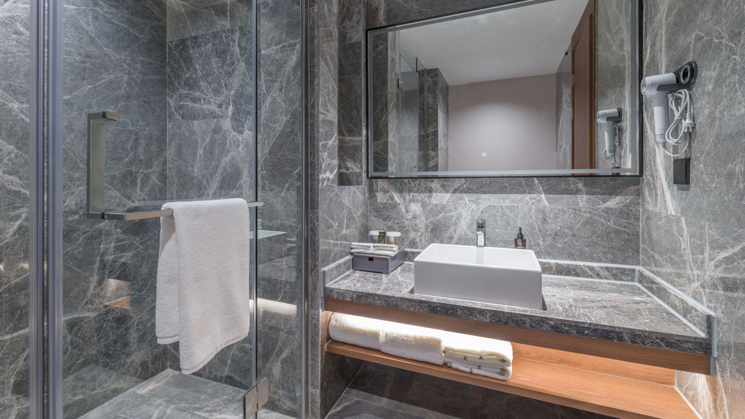 7 of 8 UrCove Chongqing Yubei Business Deluxe Twin Bathroom