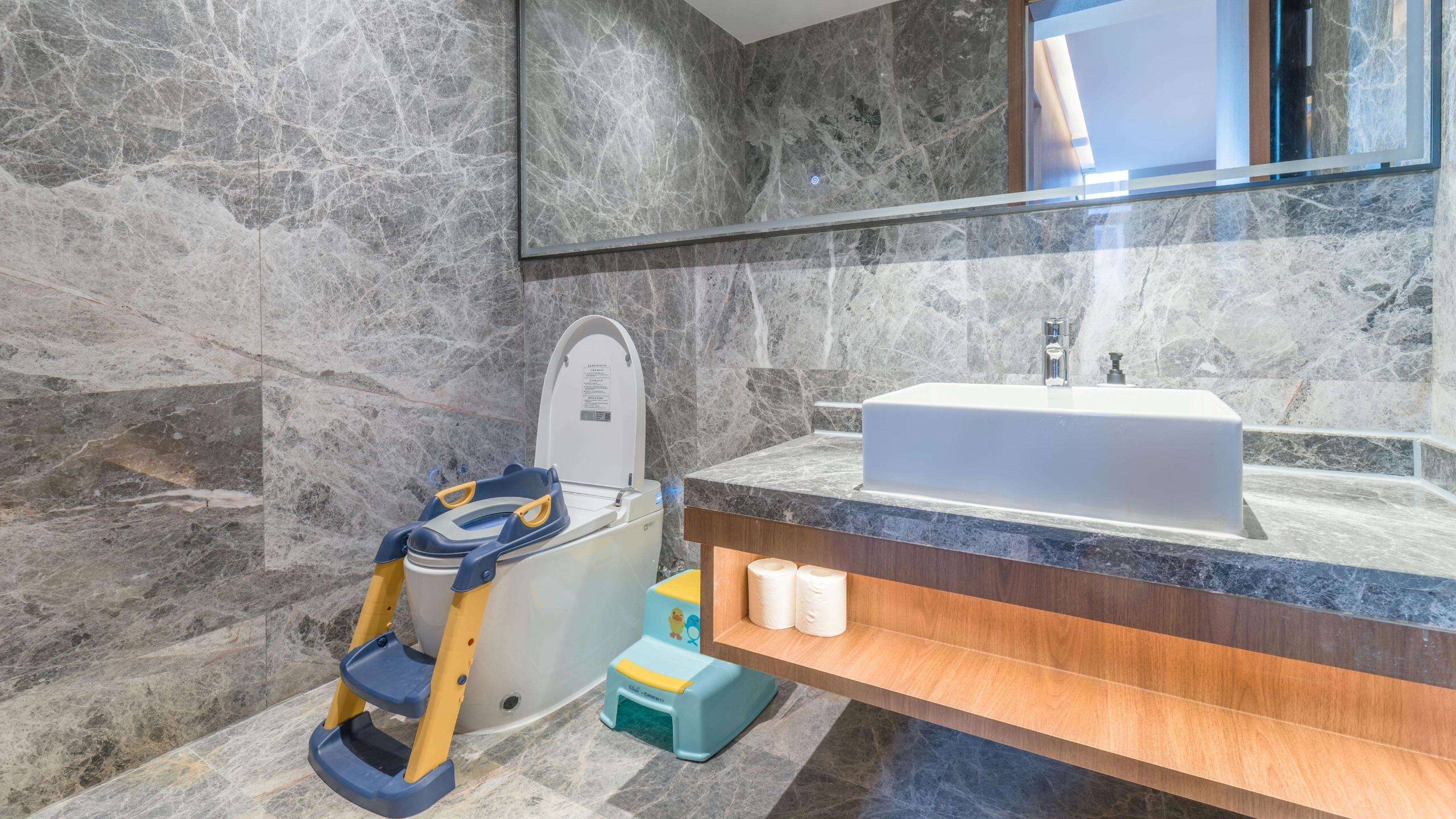 7 of 8 UrCove Chongqing Yubei Executive Family Suite Bathroom