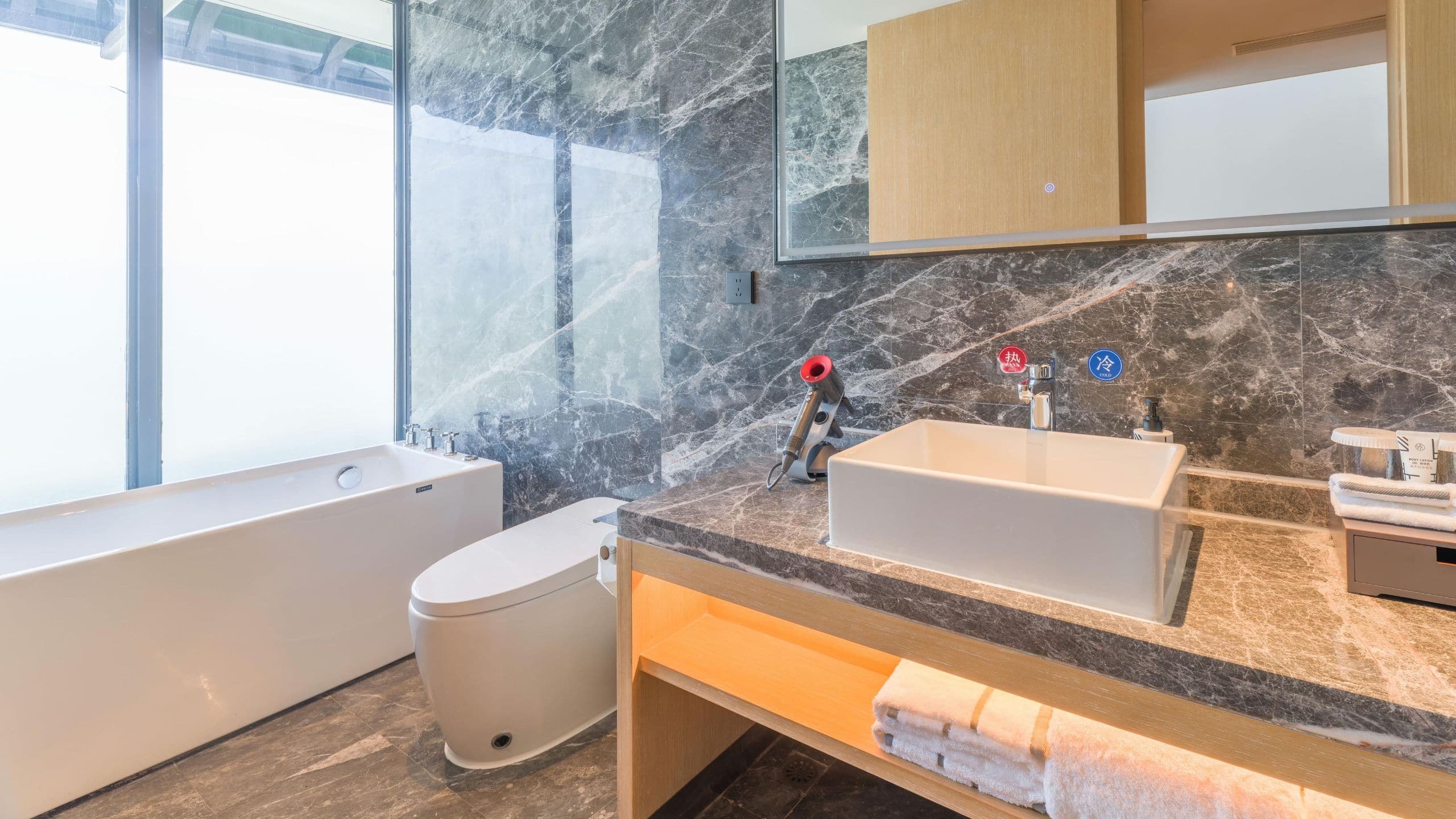 6 of 7 UrCove Chongqing Yubei Loft King Bathtub