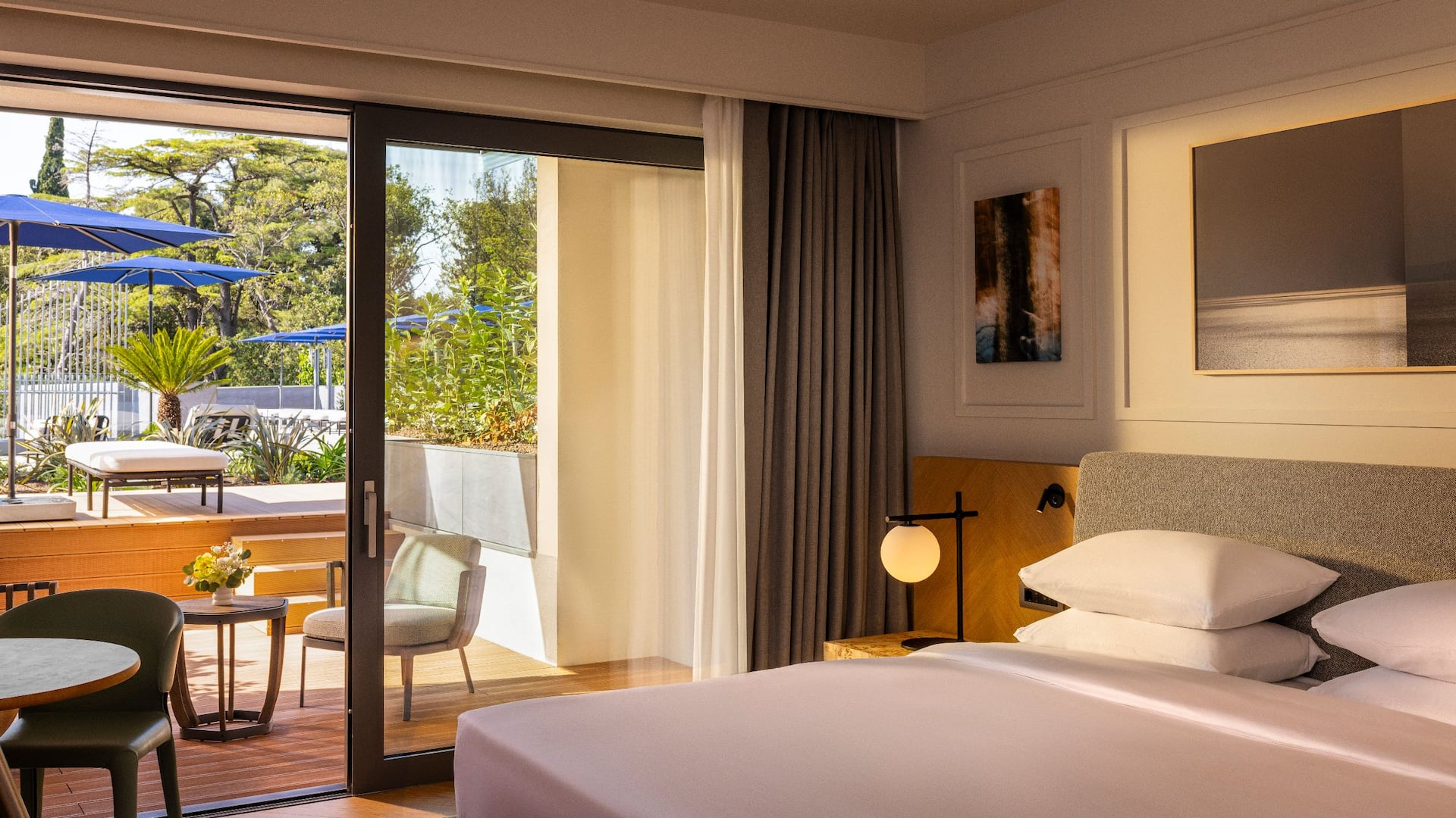 2 de 3 Hyatt Regency Zadar King Bed Garden Sitting Area