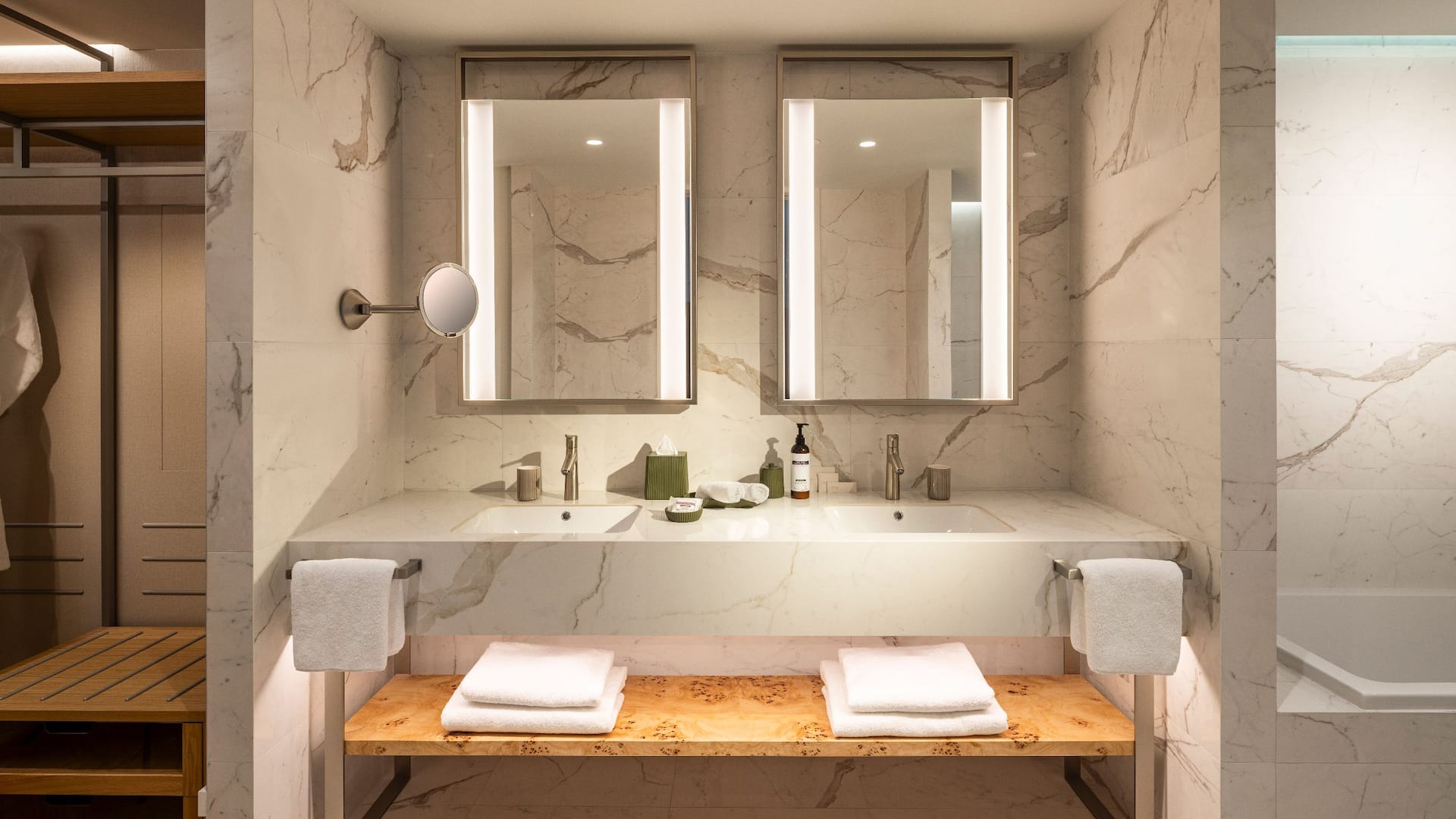 5 von 6 Hyatt Regency Zadar Zadar Suite Bathroom And Closet