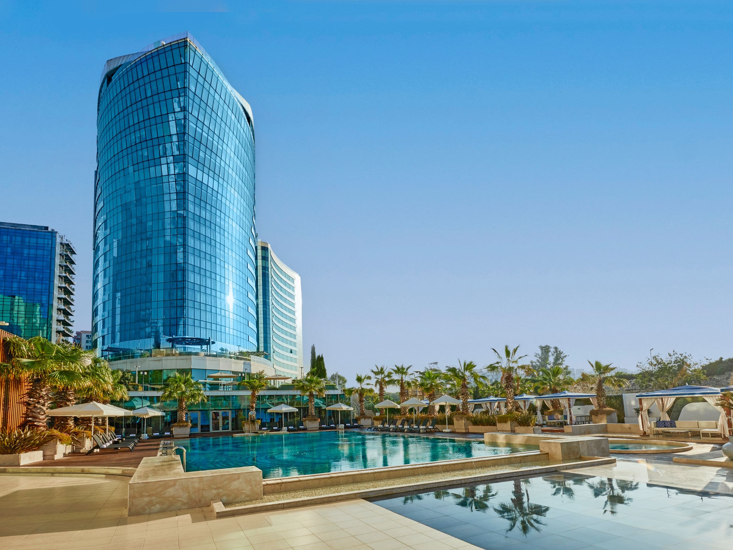 Көпшілік арасында ұзын бойлы қыз