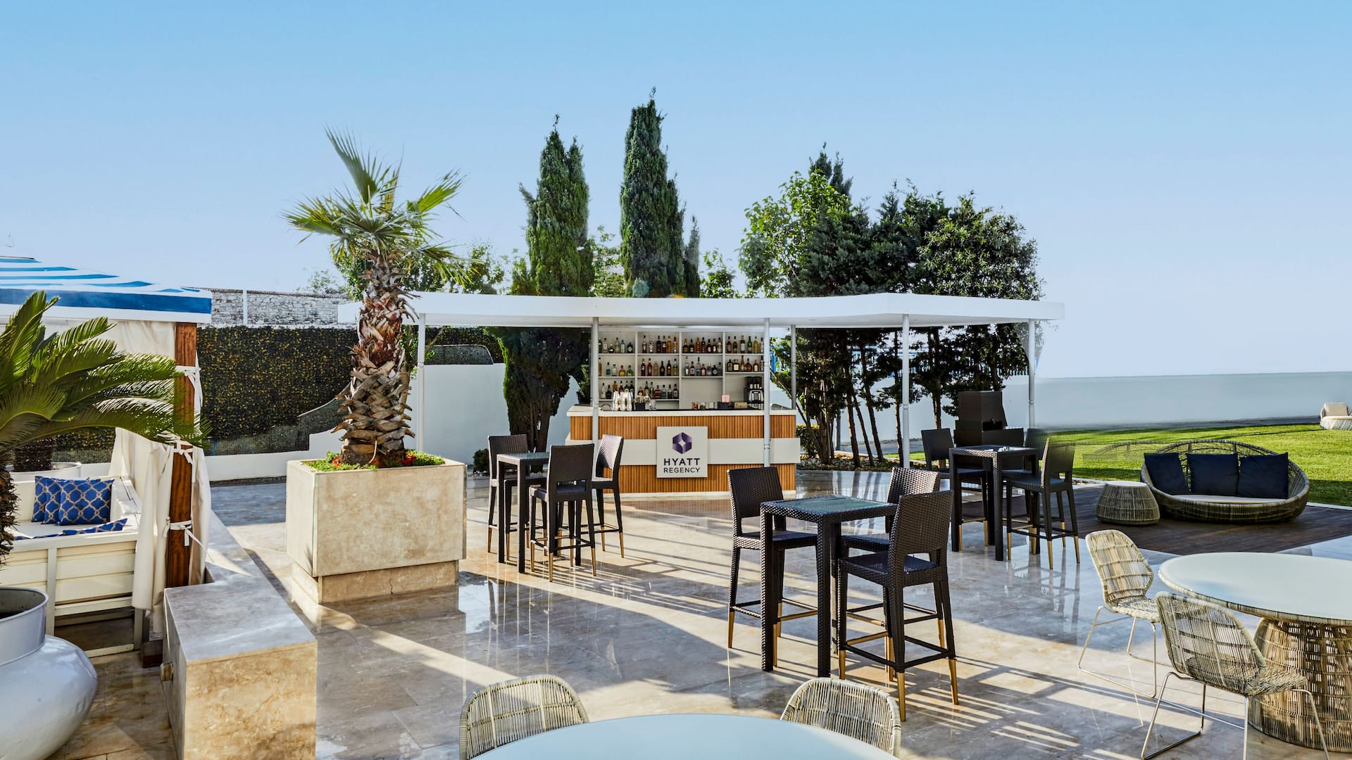 Hyatt Regency Istanbul Ataköy Pool Bar