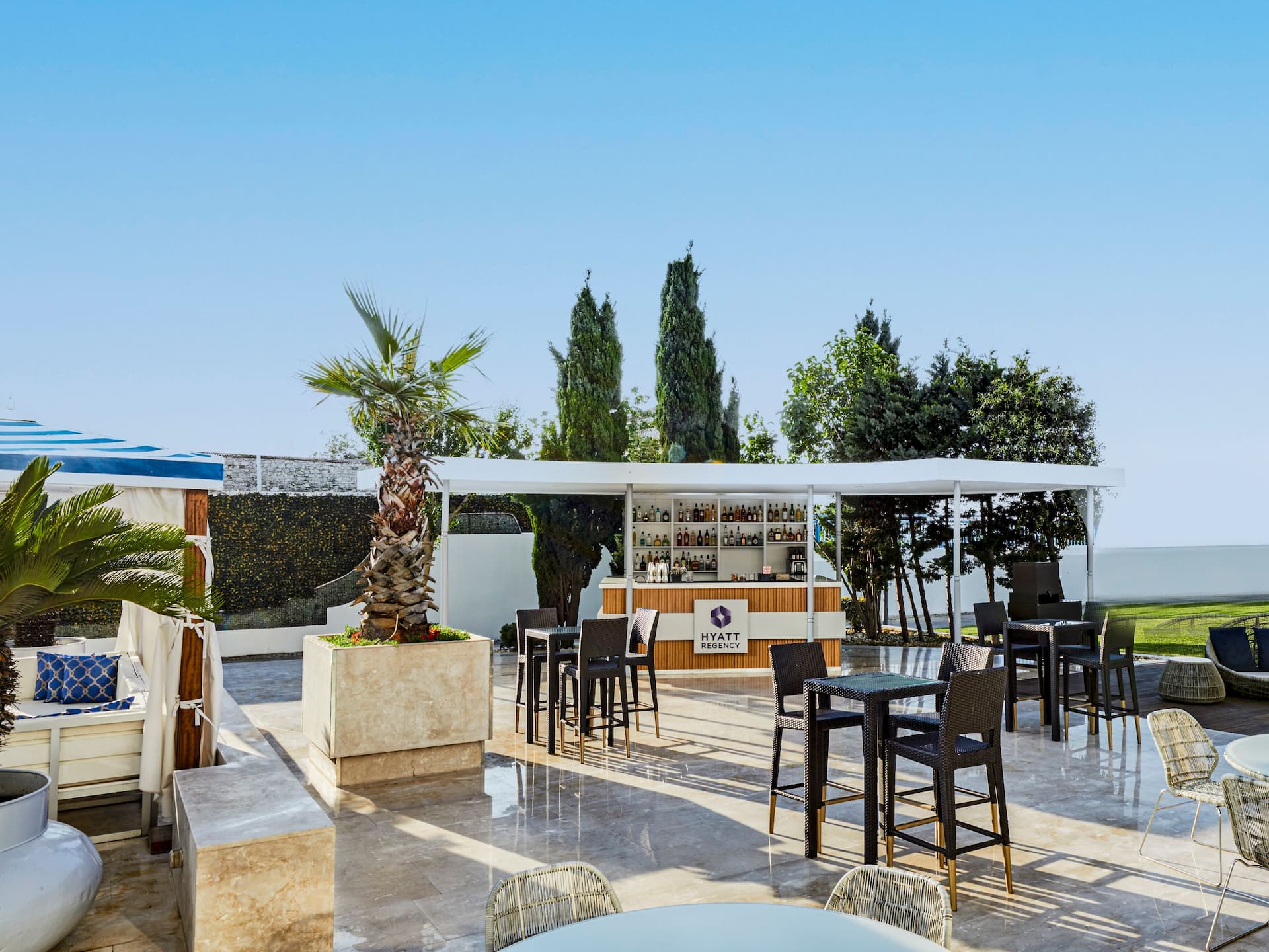 Hyatt Regency Istanbul Ataköy Pool Bar
