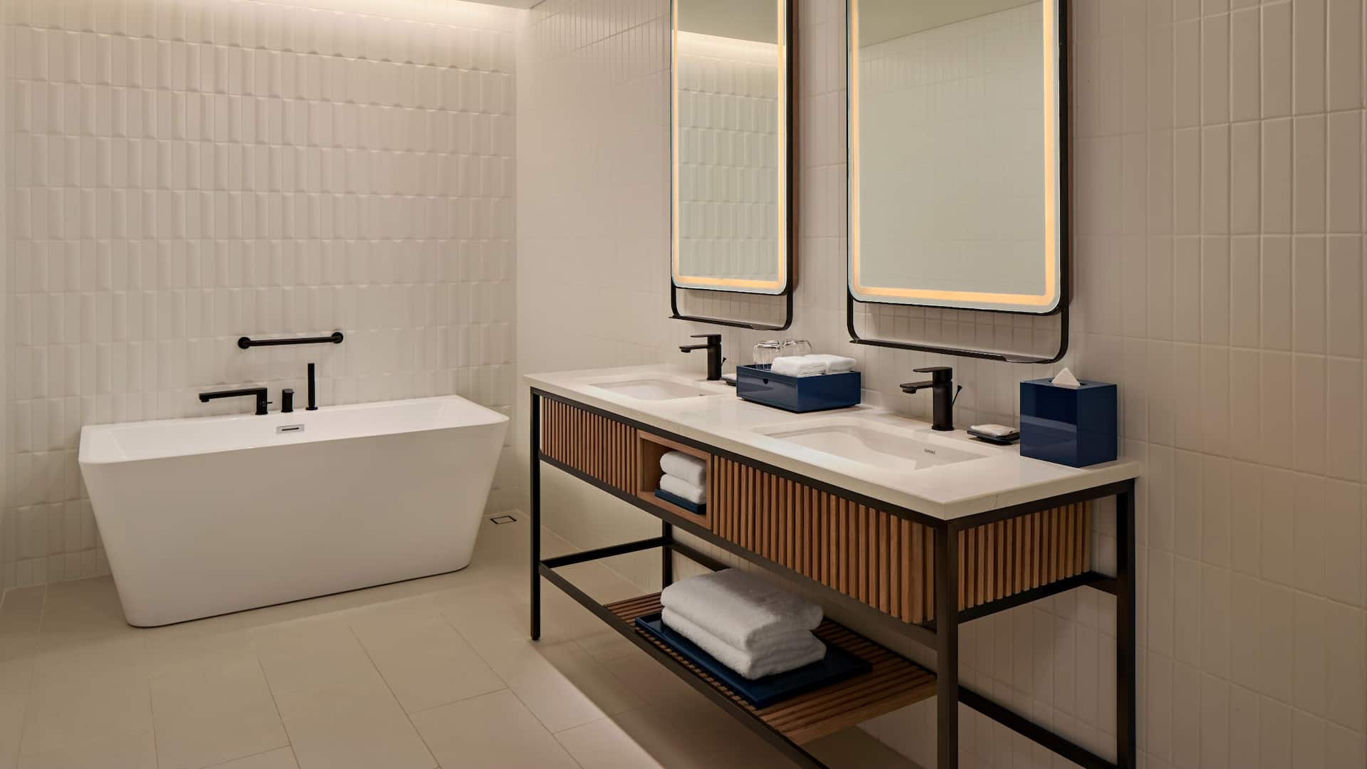 第 2，共 4 Hyatt Place Ha Long Bay, Bai Chay King Bed Deluxe Bathroom