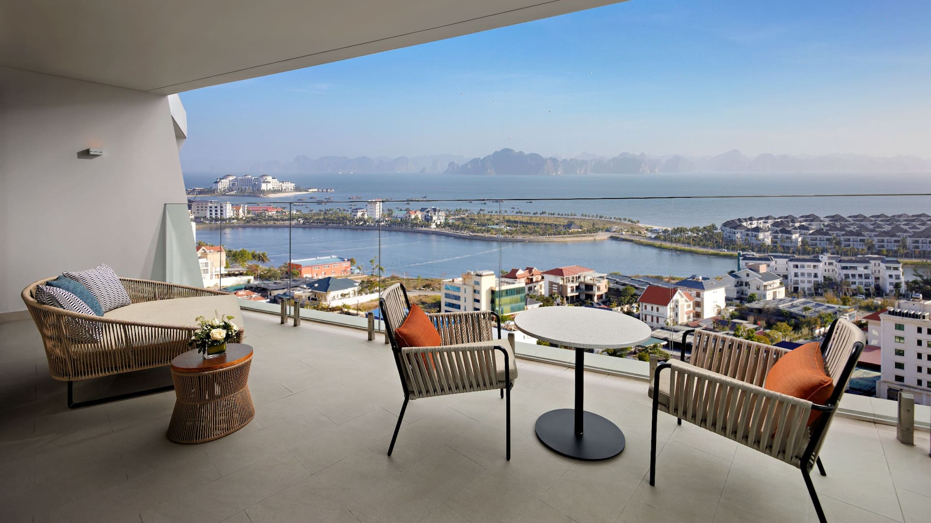第 3，共 7 Hyatt Place Ha Long Bay, Bai Chay King Suite Living Room Balcony