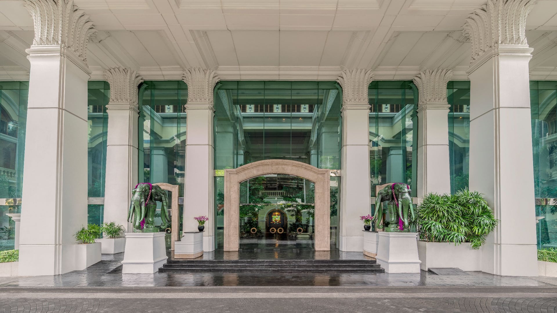 Grand Hyatt Erawan Bangkok Hotel Entrance Day